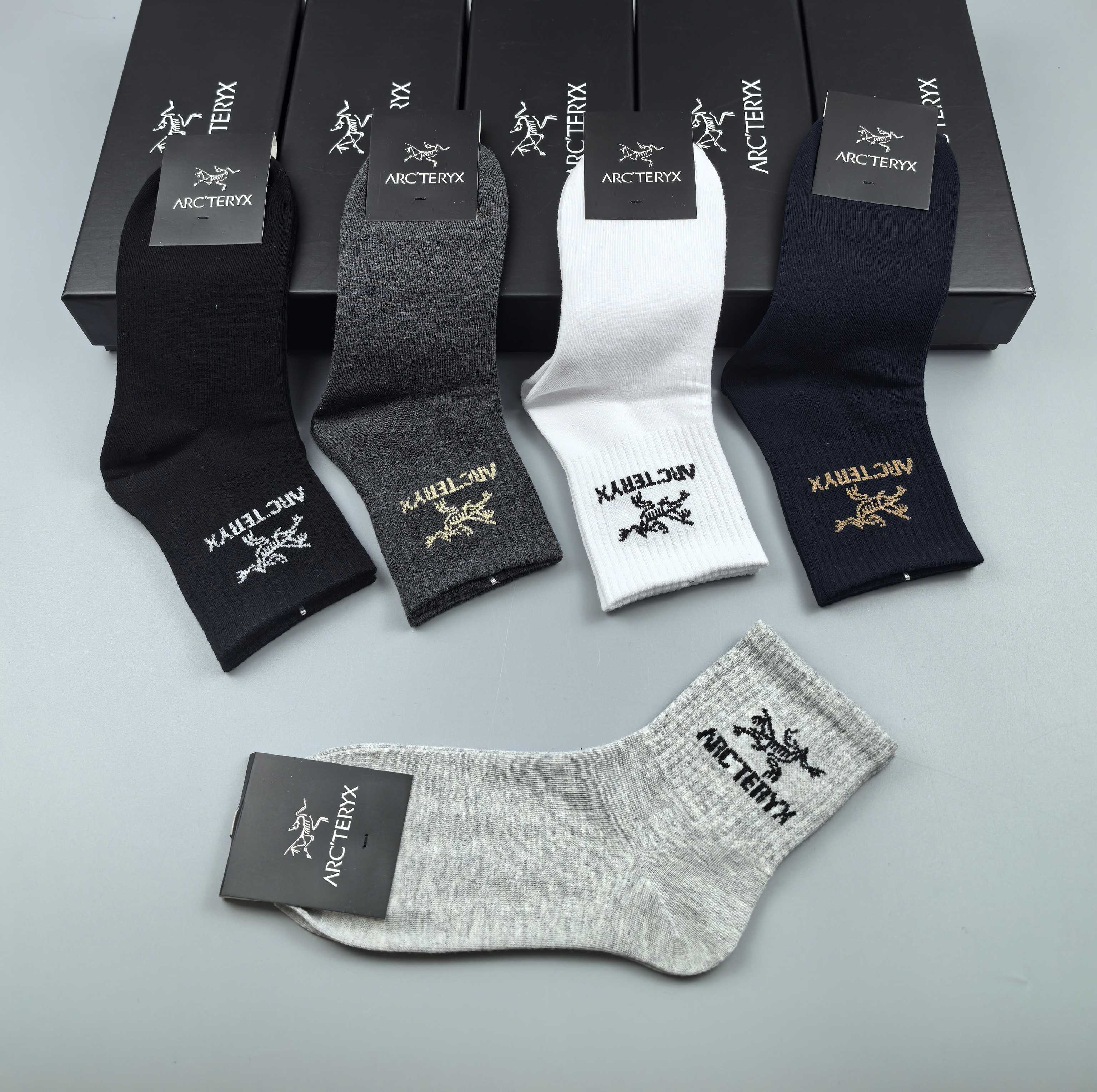💛配专柜包装
Arcteryx （始祖鸟） 新款中长款堆堆袜袜子！一盒五双，专柜同步筒袜袜子，💛大牌出街