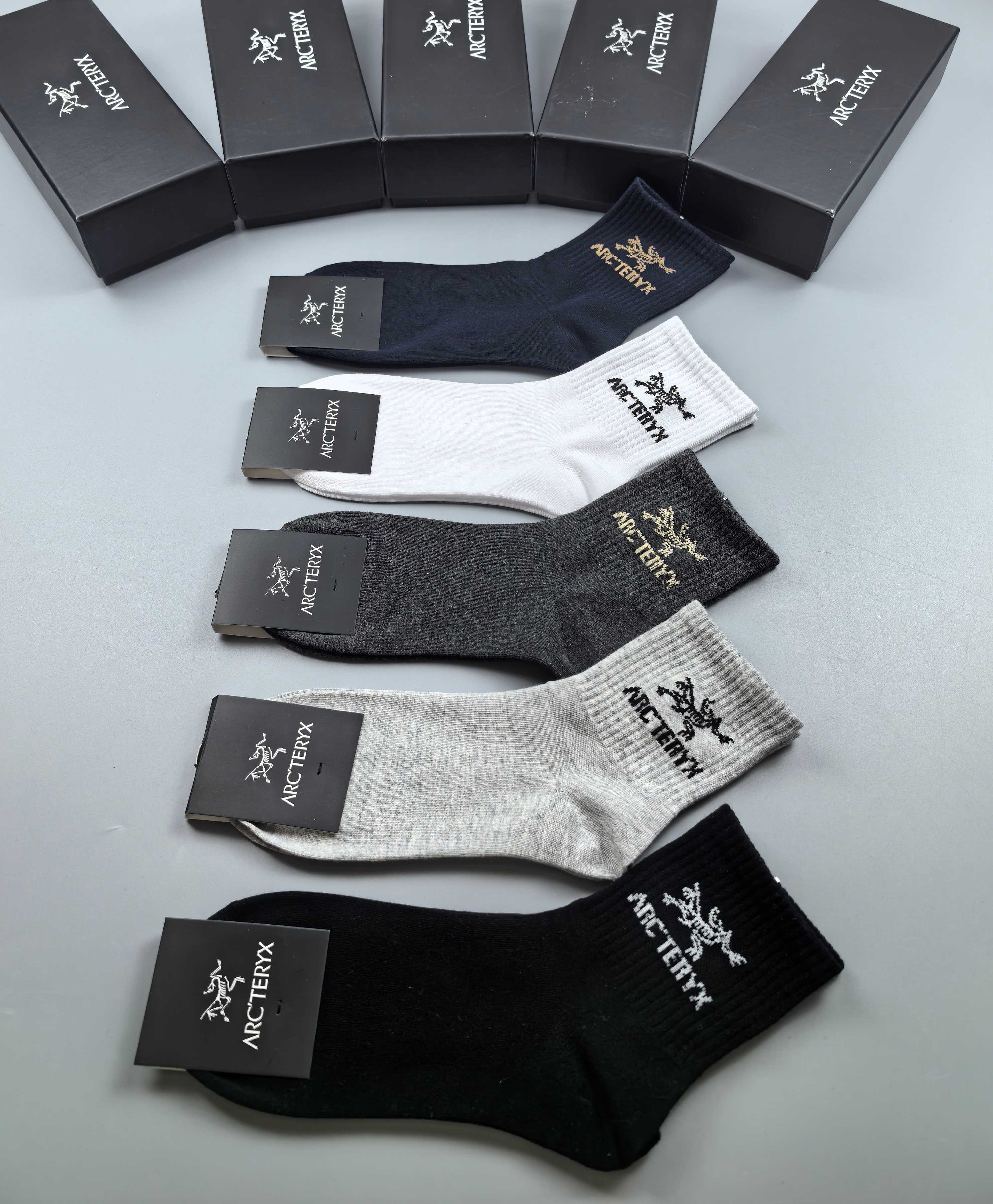💛配专柜包装
Arcteryx （始祖鸟） 新款中长款堆堆袜袜子！一盒五双，专柜同步筒袜袜子，💛大牌出街