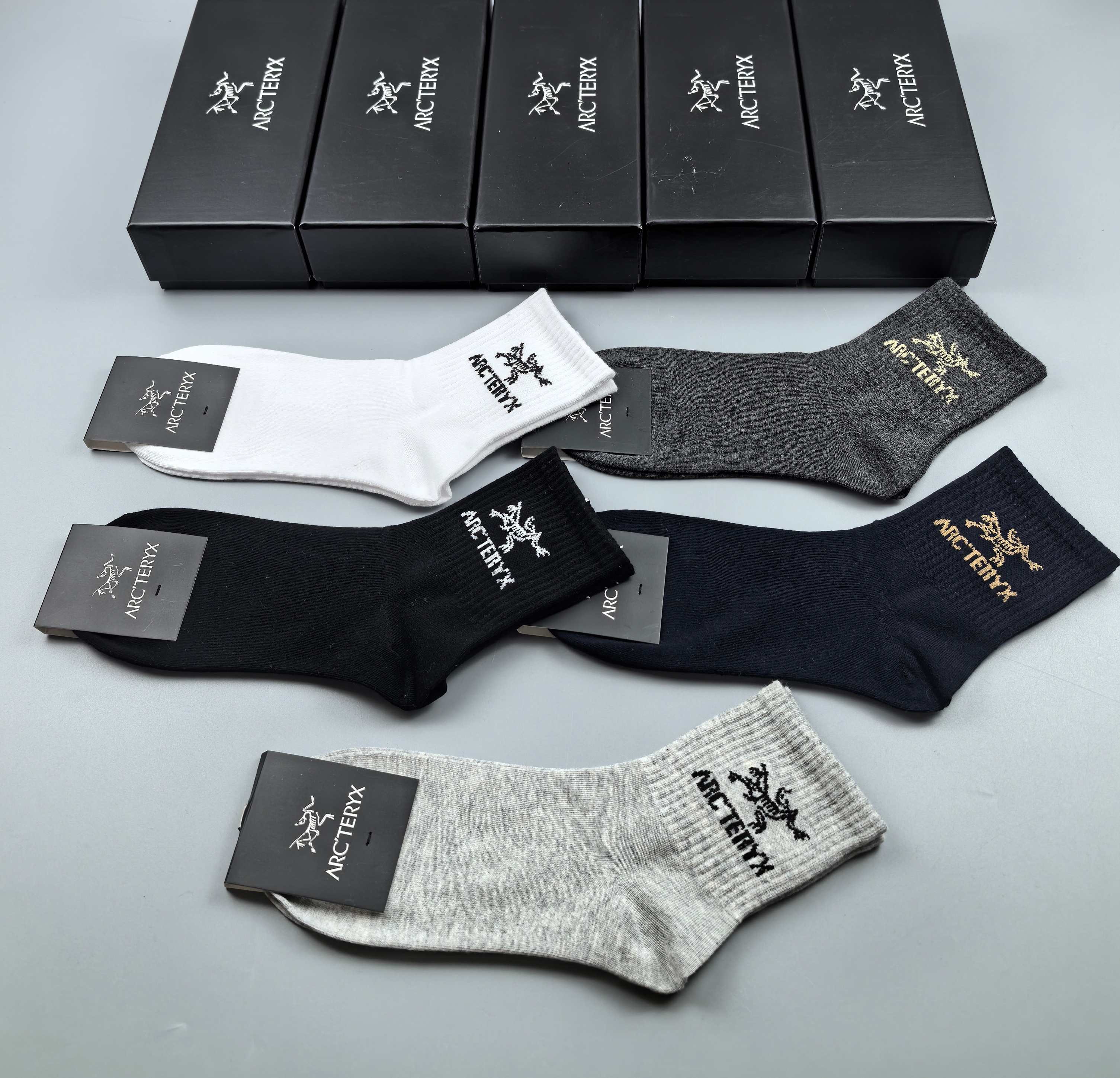 💛配专柜包装
Arcteryx （始祖鸟） 新款中长款堆堆袜袜子！一盒五双，专柜同步筒袜袜子，💛大牌出街