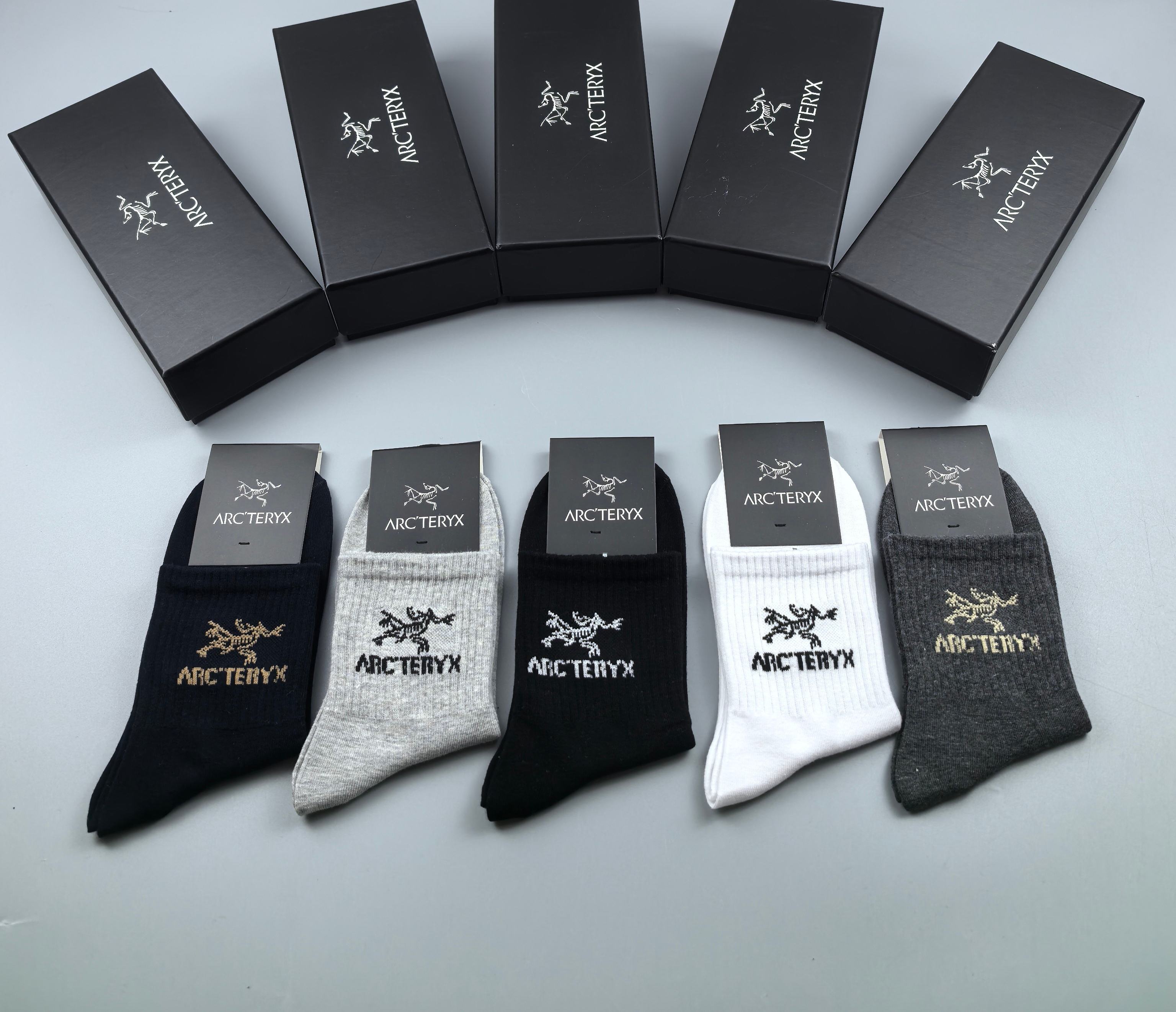 💛配专柜包装
Arcteryx （始祖鸟） 新款中长款堆堆袜袜子！一盒五双，专柜同步筒袜袜子，💛大牌出街