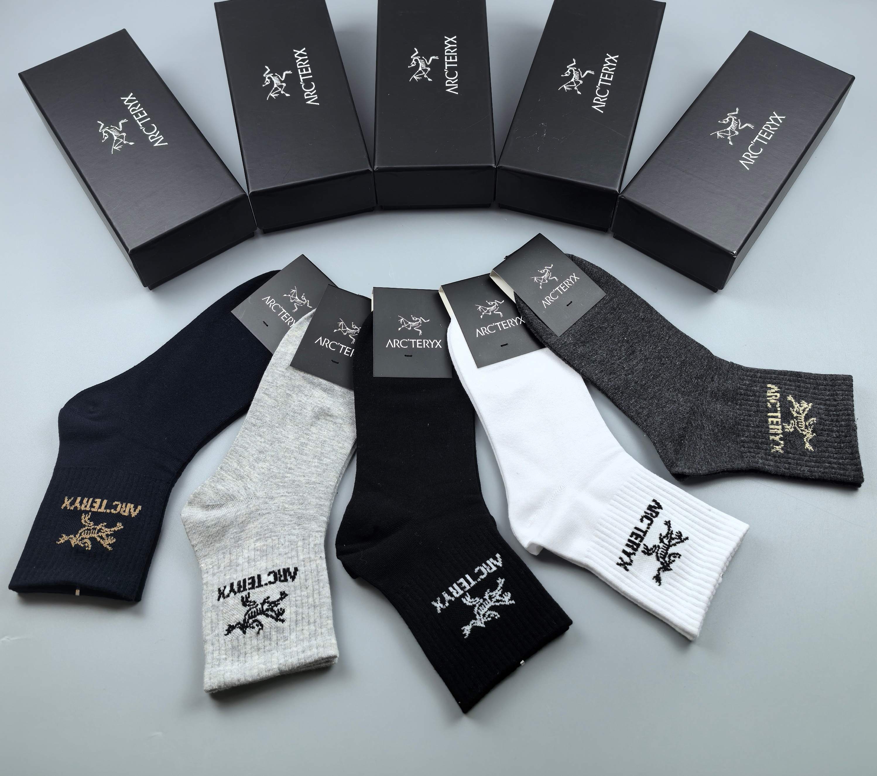 💛配专柜包装
Arcteryx （始祖鸟） 新款中长款堆堆袜袜子！一盒五双，专柜同步筒袜袜子，💛大牌出街