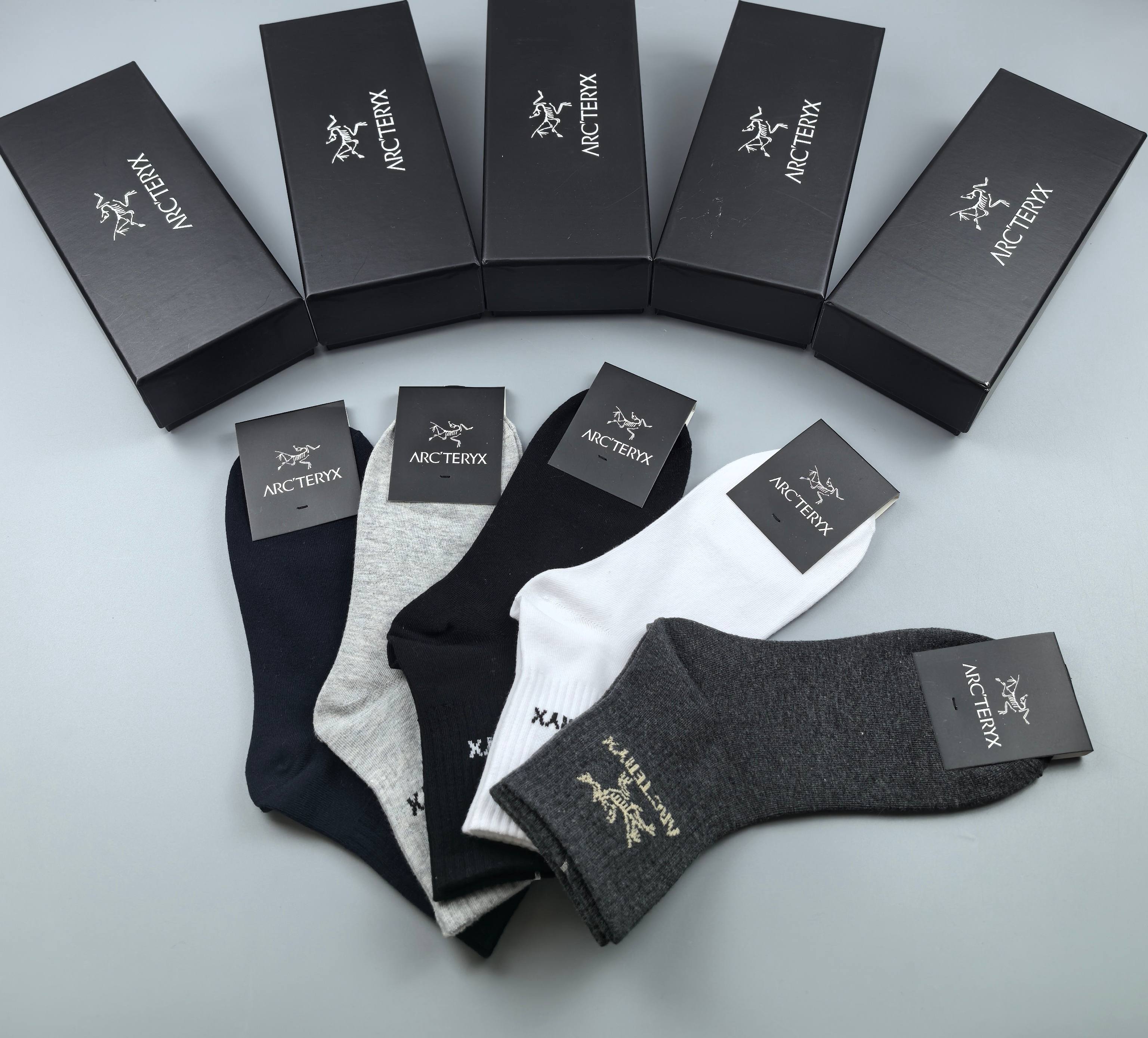 💛配专柜包装
Arcteryx （始祖鸟） 新款中长款堆堆袜袜子！一盒五双，专柜同步筒袜袜子，💛大牌出街