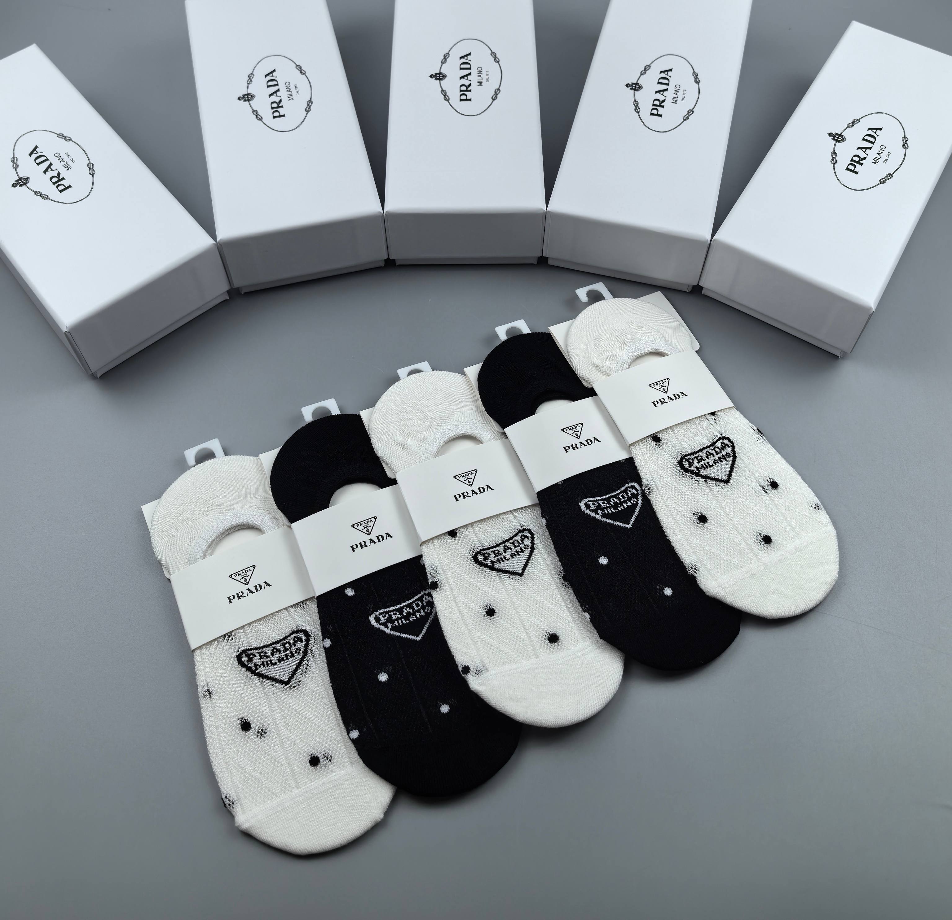   💛配专柜包装
Prada（普拉达）新款船袜隐形袜堆堆袜袜子！一盒五双，专柜同步筒袜袜子，💛大牌出街，