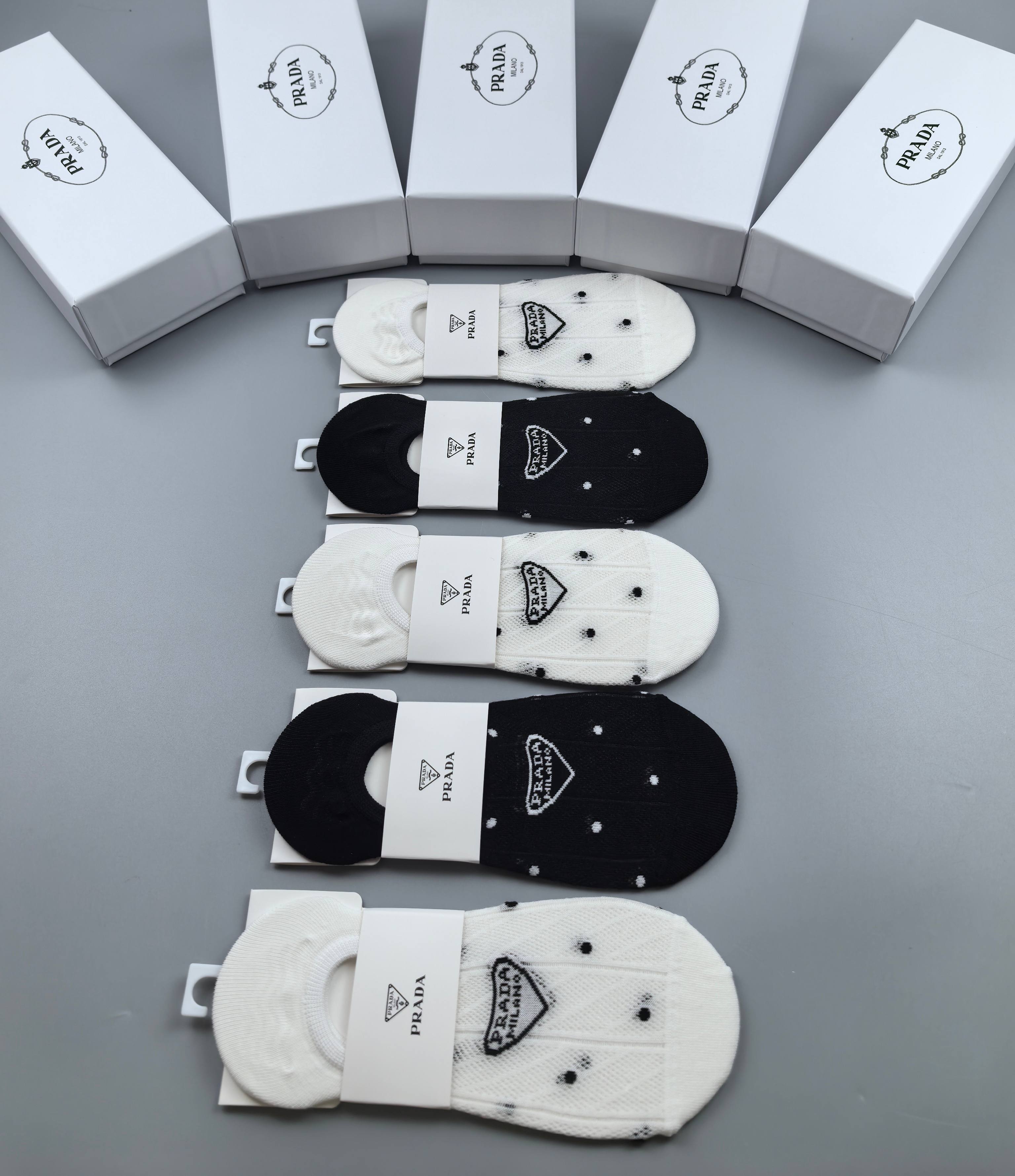   💛配专柜包装
Prada（普拉达）新款船袜隐形袜堆堆袜袜子！一盒五双，专柜同步筒袜袜子，💛大牌出街，