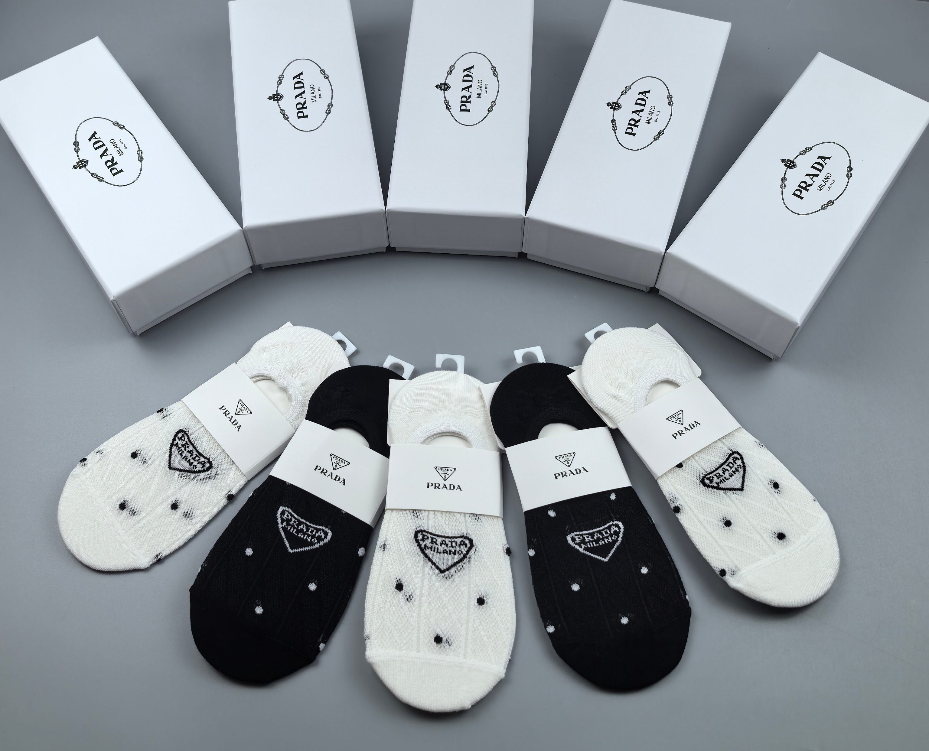   💛配专柜包装
Prada（普拉达）新款船袜隐形袜堆堆袜袜子！一盒五双，专柜同步筒袜袜子，💛大牌出街，