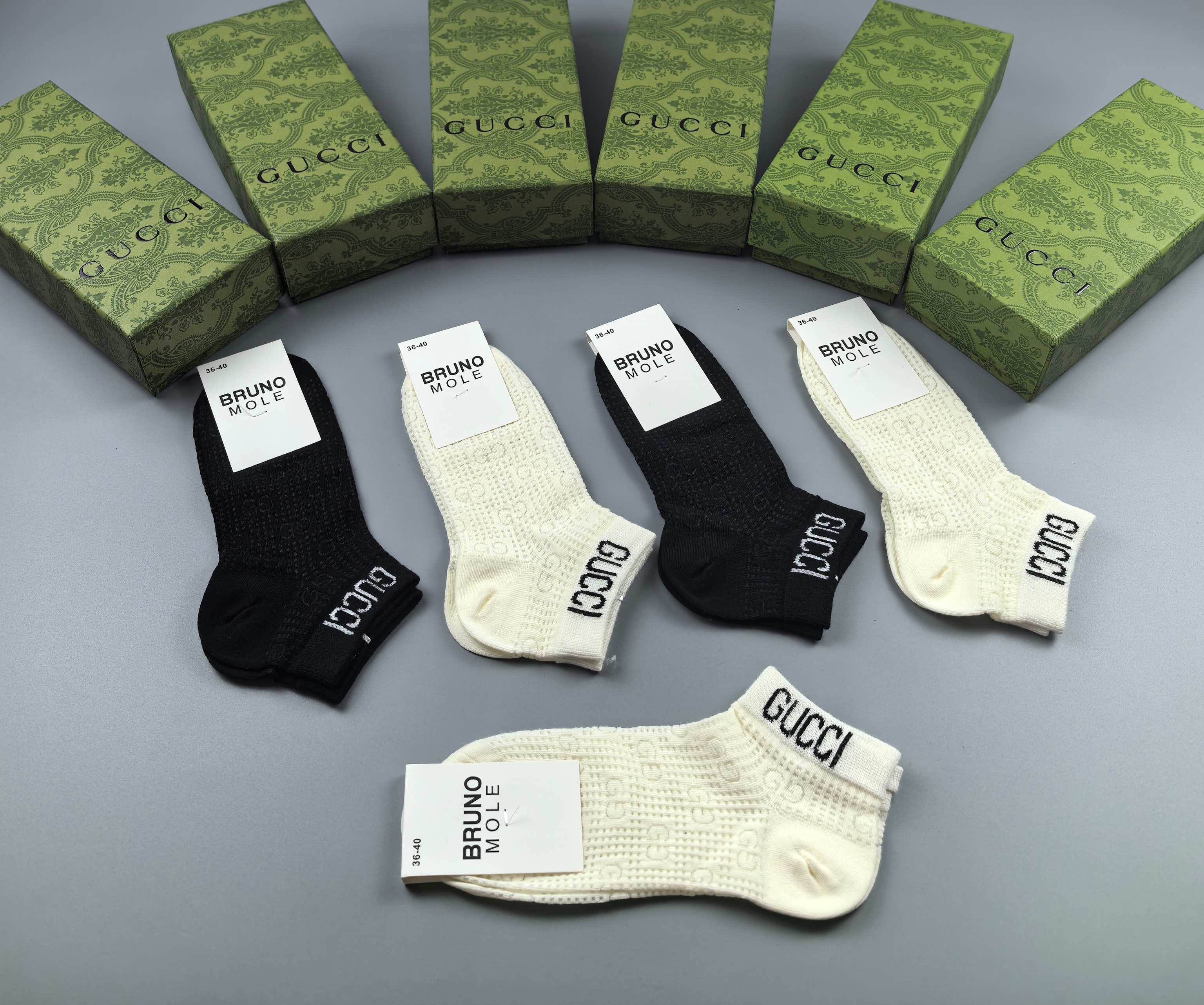  💛配包装
Gucci（古驰）新款中长款堆堆袜袜子！一盒五双， 专柜同步筒款袜子，💛大牌出街，潮人必备🔥