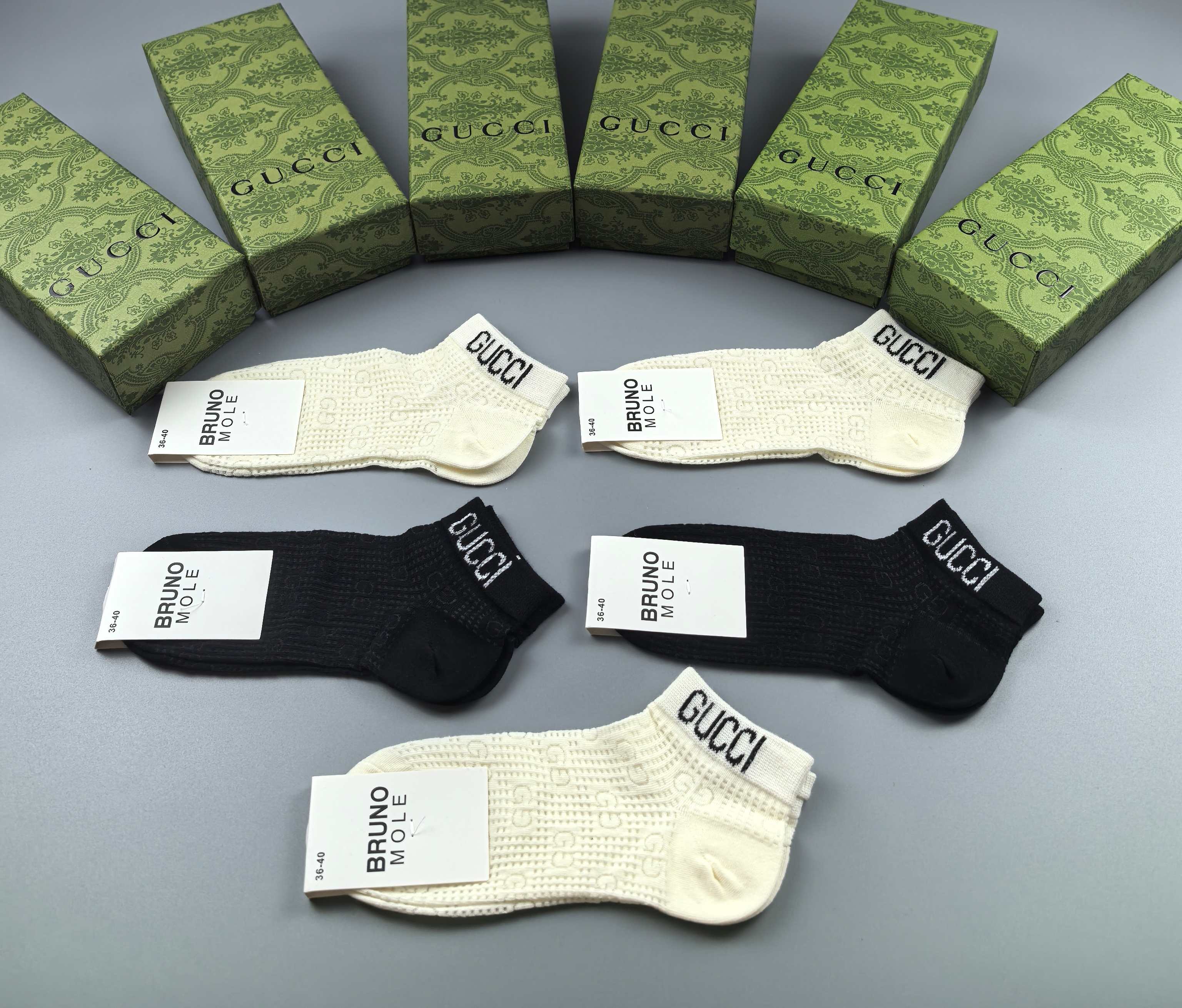 💛配包装
Gucci（古驰）新款中长款堆堆袜袜子！一盒五双， 专柜同步筒款袜子，💛大牌出街，潮人必备🔥