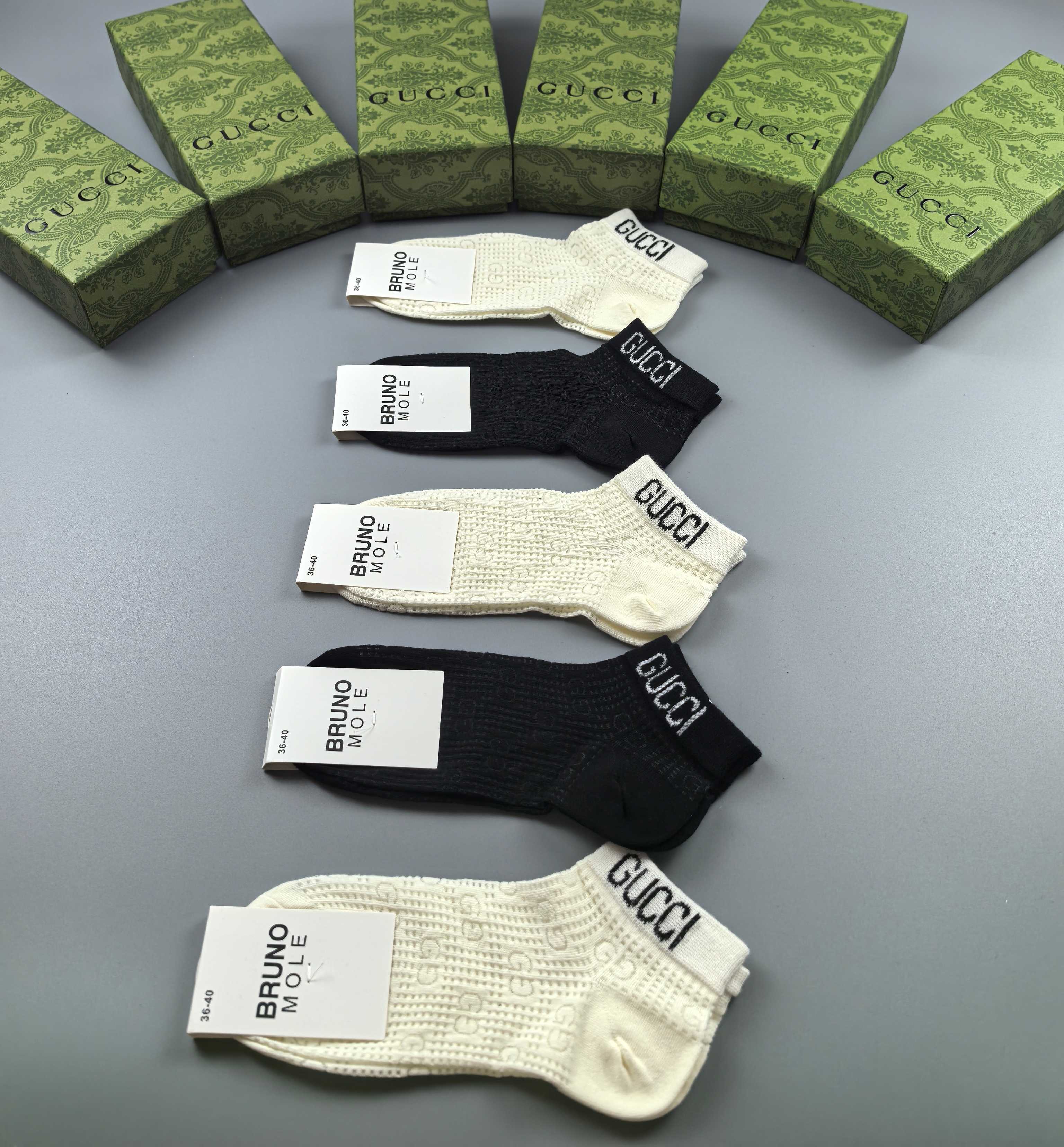  💛配包装
Gucci（古驰）新款中长款堆堆袜袜子！一盒五双， 专柜同步筒款袜子，💛大牌出街，潮人必备🔥
