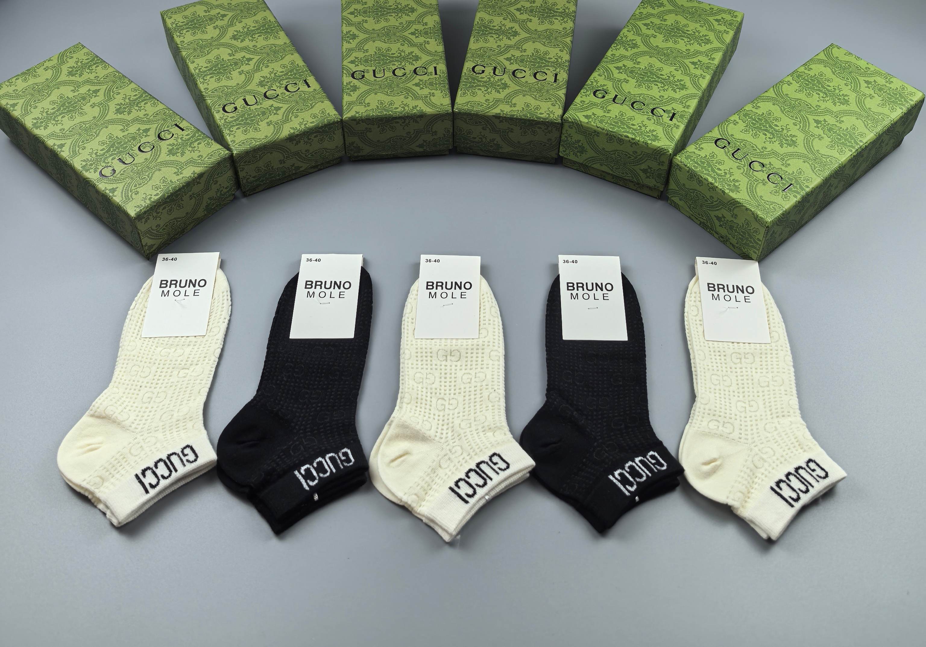 💛配包装
Gucci（古驰）新款中长款堆堆袜袜子！一盒五双， 专柜同步筒款袜子，💛大牌出街，潮人必备🔥