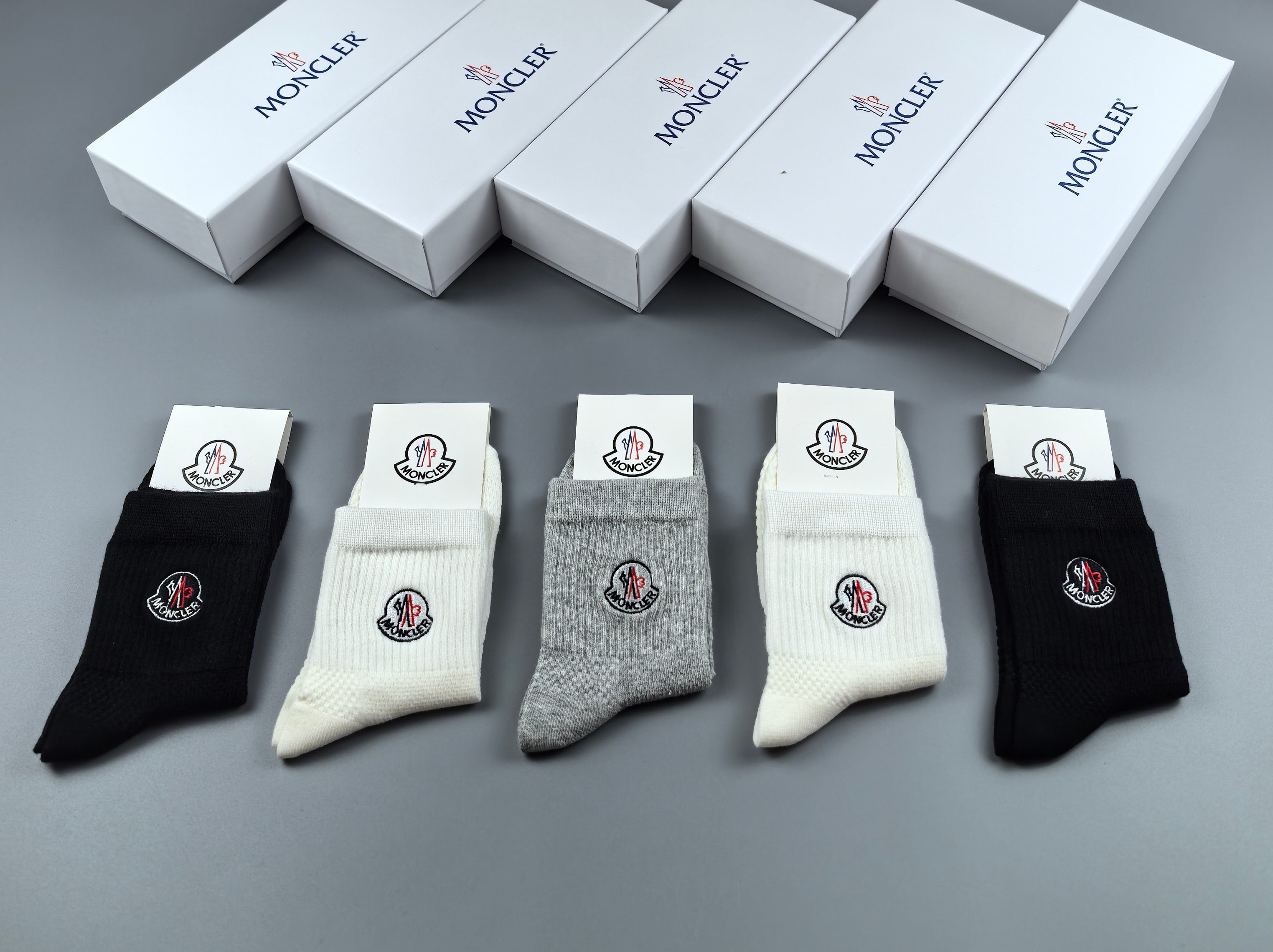 💛配专柜包装
MONCLER（蒙口）最新中筒刺绣款堆堆袜袜子！一盒五双，专柜同步筒袜袜子，💛大牌出街，潮