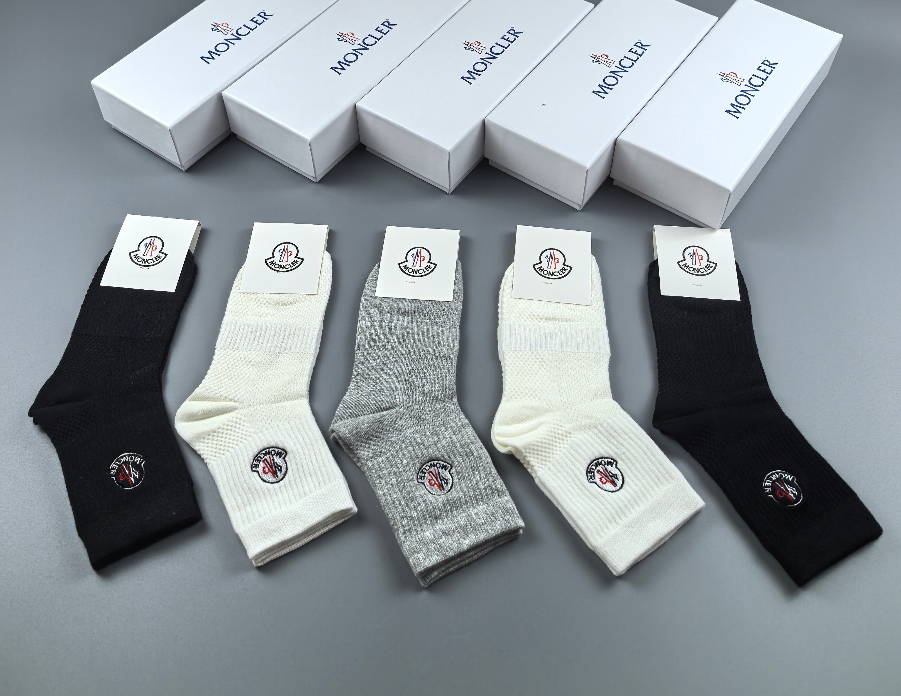 💛配专柜包装
MONCLER（蒙口）最新中筒刺绣款堆堆袜袜子！一盒五双，专柜同步筒袜袜子，💛大牌出街，潮