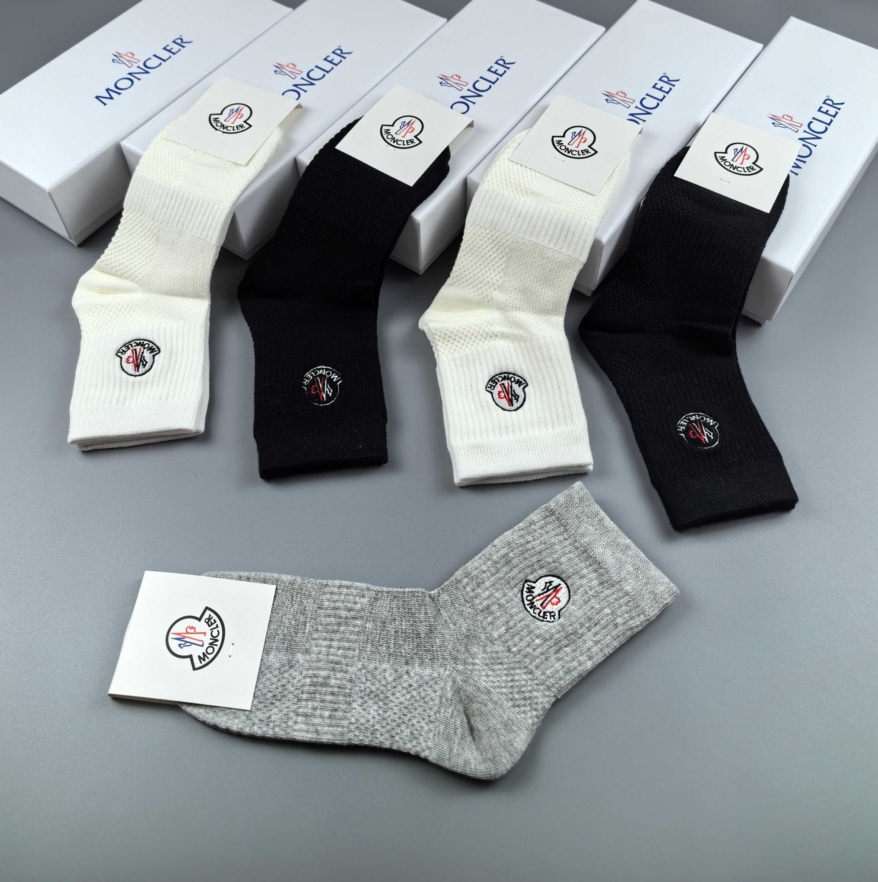 💛配专柜包装
MONCLER（蒙口）最新中筒刺绣款堆堆袜袜子！一盒五双，专柜同步筒袜袜子，💛大牌出街，潮