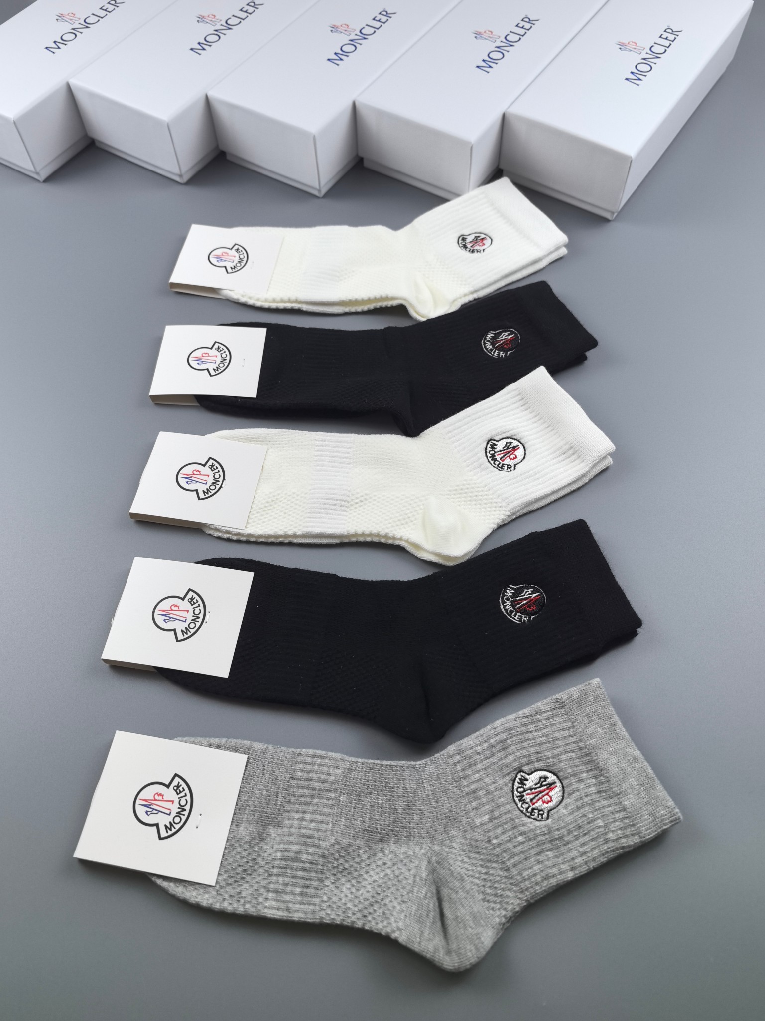 💛配专柜包装
MONCLER（蒙口）最新中筒刺绣款堆堆袜袜子！一盒五双，专柜同步筒袜袜子，💛大牌出街，潮