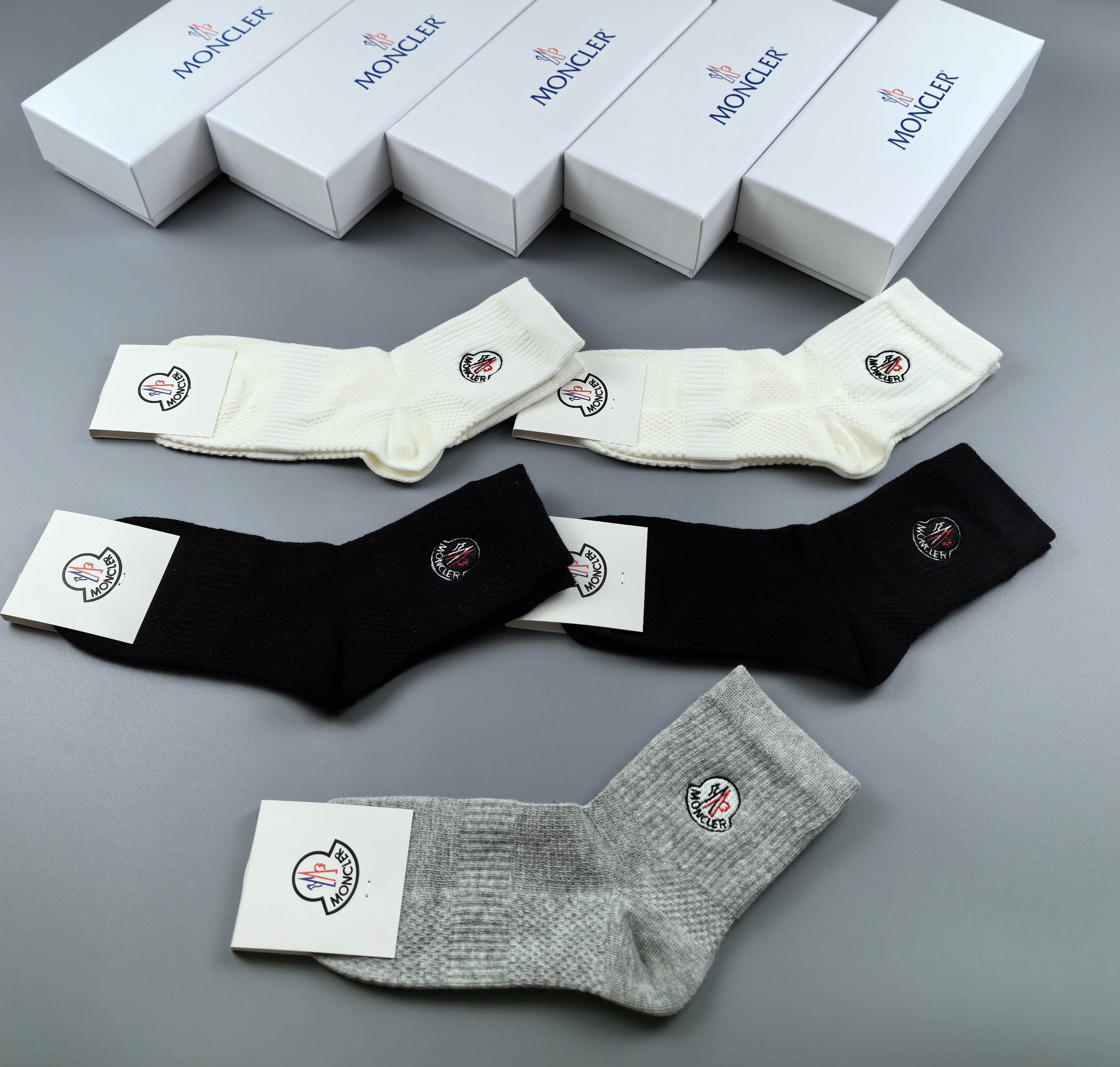 💛配专柜包装
MONCLER（蒙口）最新中筒刺绣款堆堆袜袜子！一盒五双，专柜同步筒袜袜子，💛大牌出街，潮