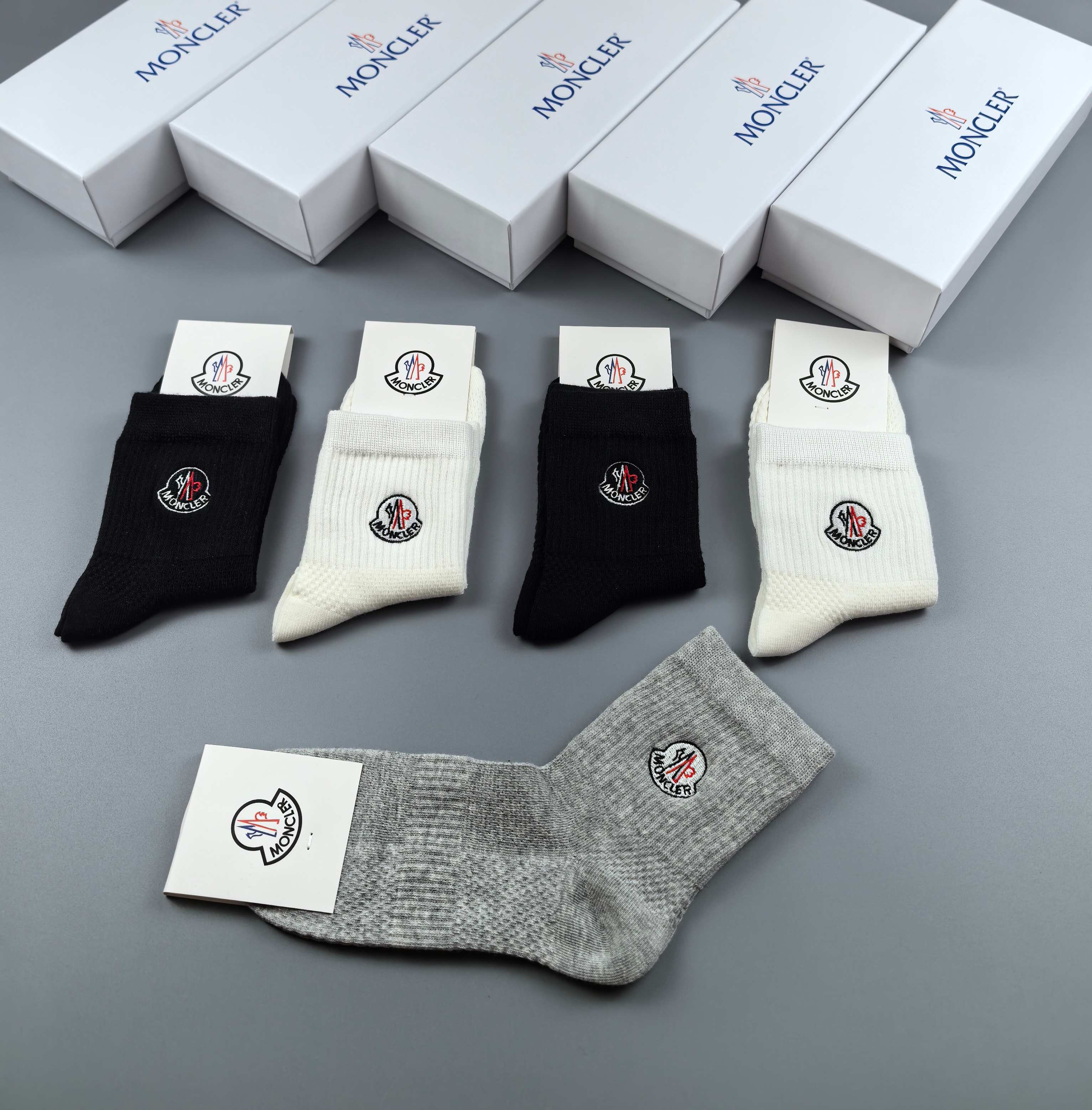 💛配专柜包装
MONCLER（蒙口）最新中筒刺绣款堆堆袜袜子！一盒五双，专柜同步筒袜袜子，💛大牌出街，潮