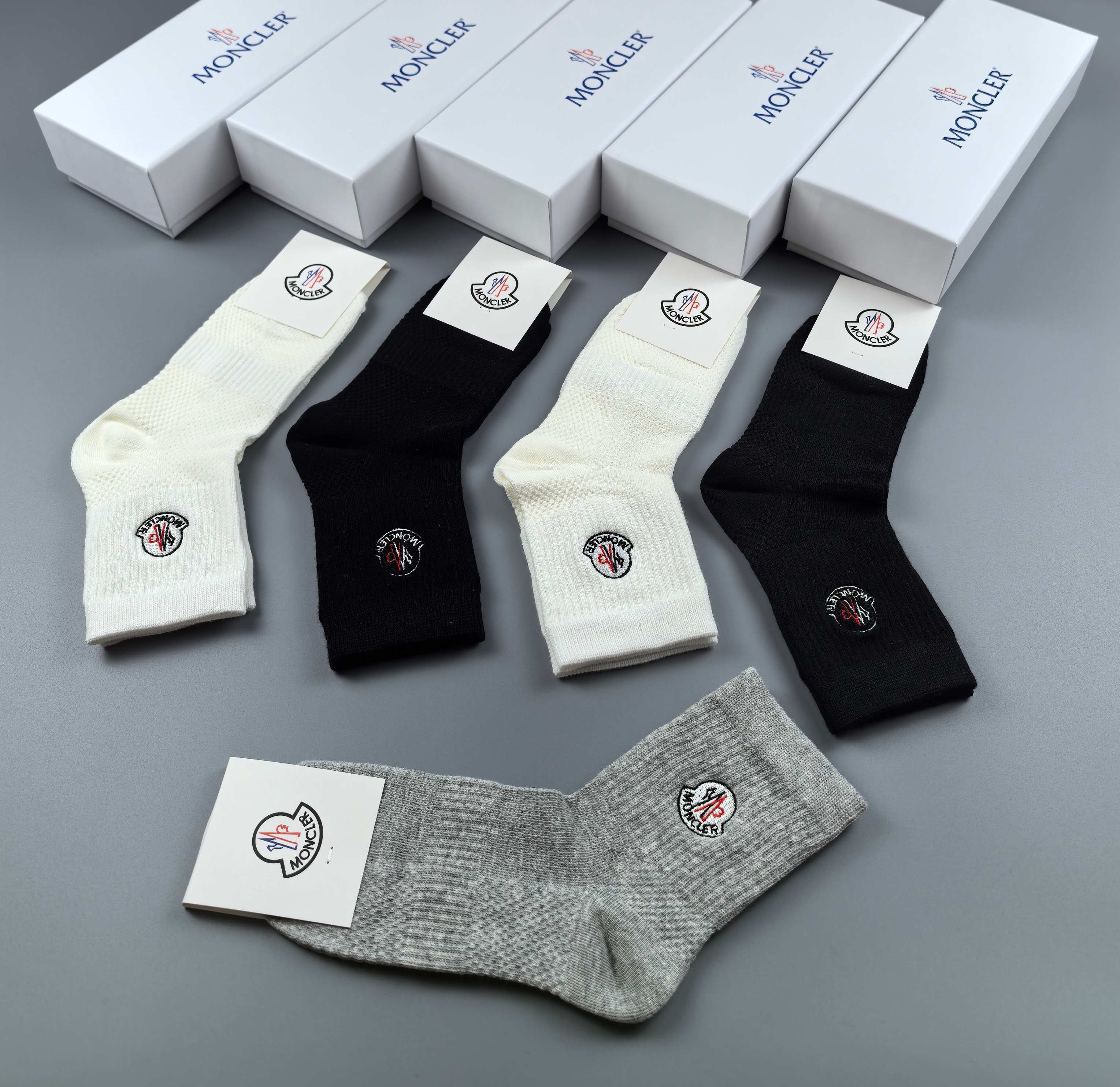💛配专柜包装
MONCLER（蒙口）最新中筒刺绣款堆堆袜袜子！一盒五双，专柜同步筒袜袜子，💛大牌出街，潮