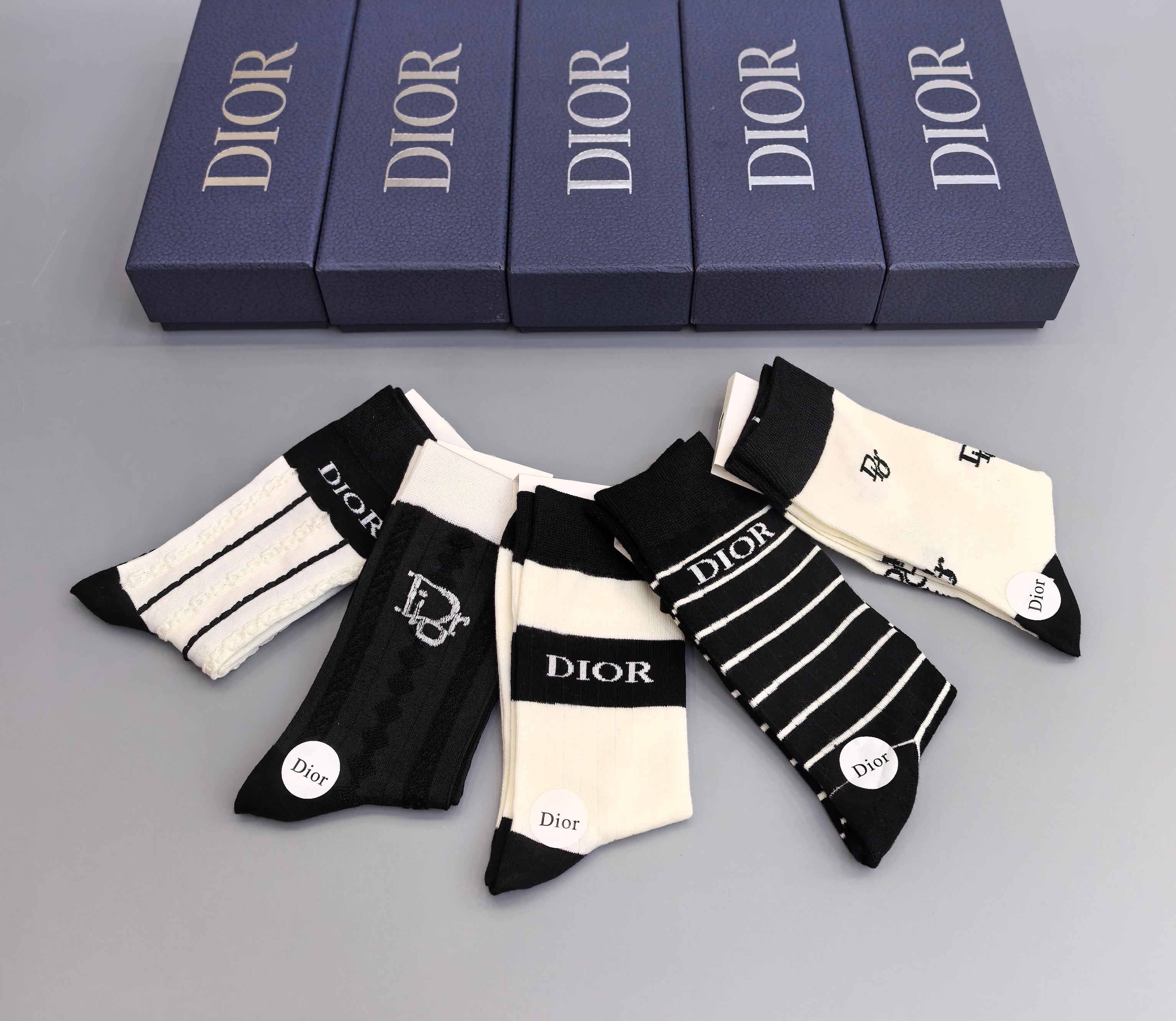  💛配专柜包装
DIOR（迪奥）新款中长款堆堆袜袜子！一盒五双，专柜同步筒袜袜子，大牌出街，潮人必备🔥超