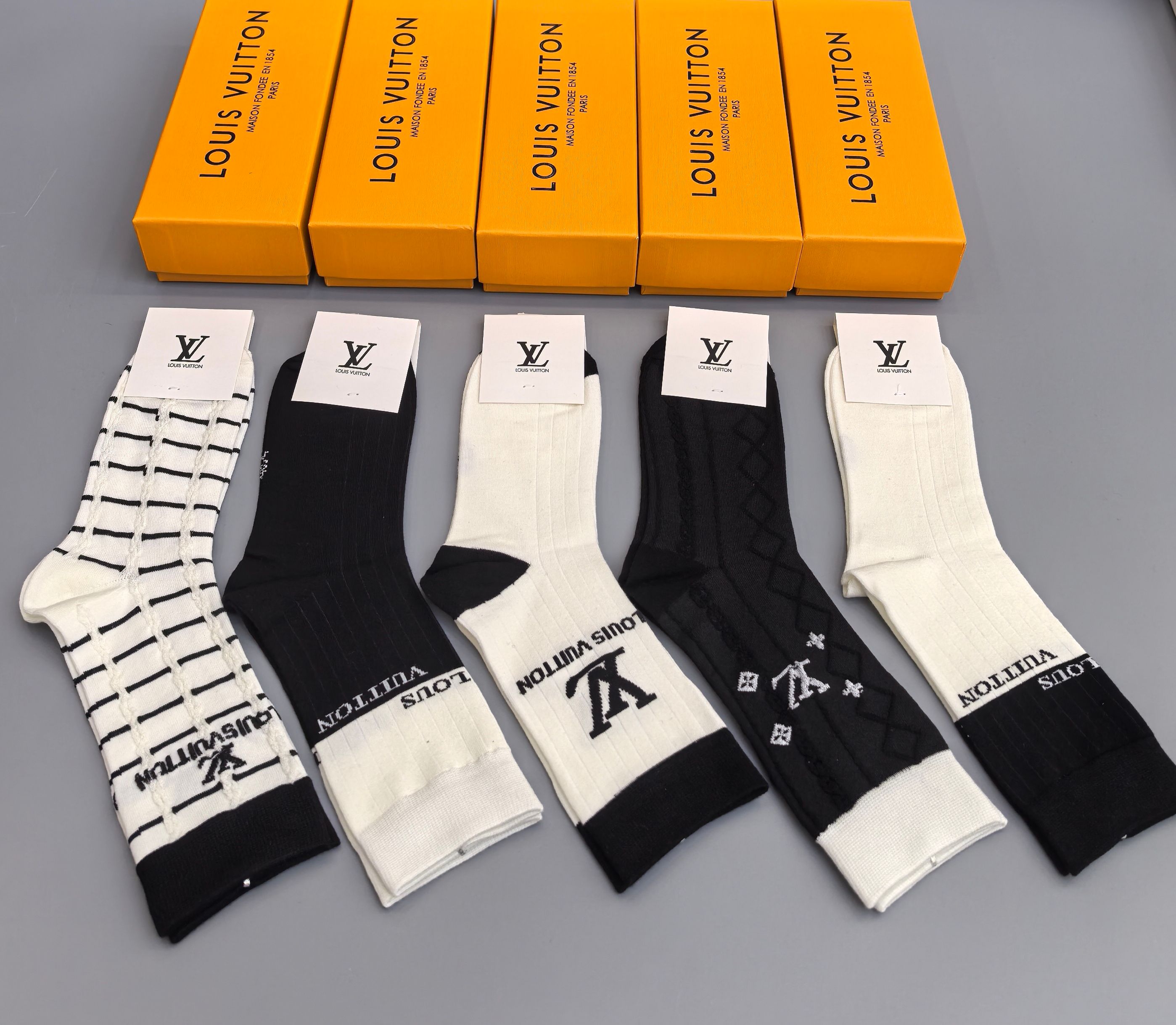  💛配专柜包装
LV（路易威登）新款中长款堆堆袜袜子！一盒五双，专柜同步筒袜袜子，大牌出街，潮人必备🔥超