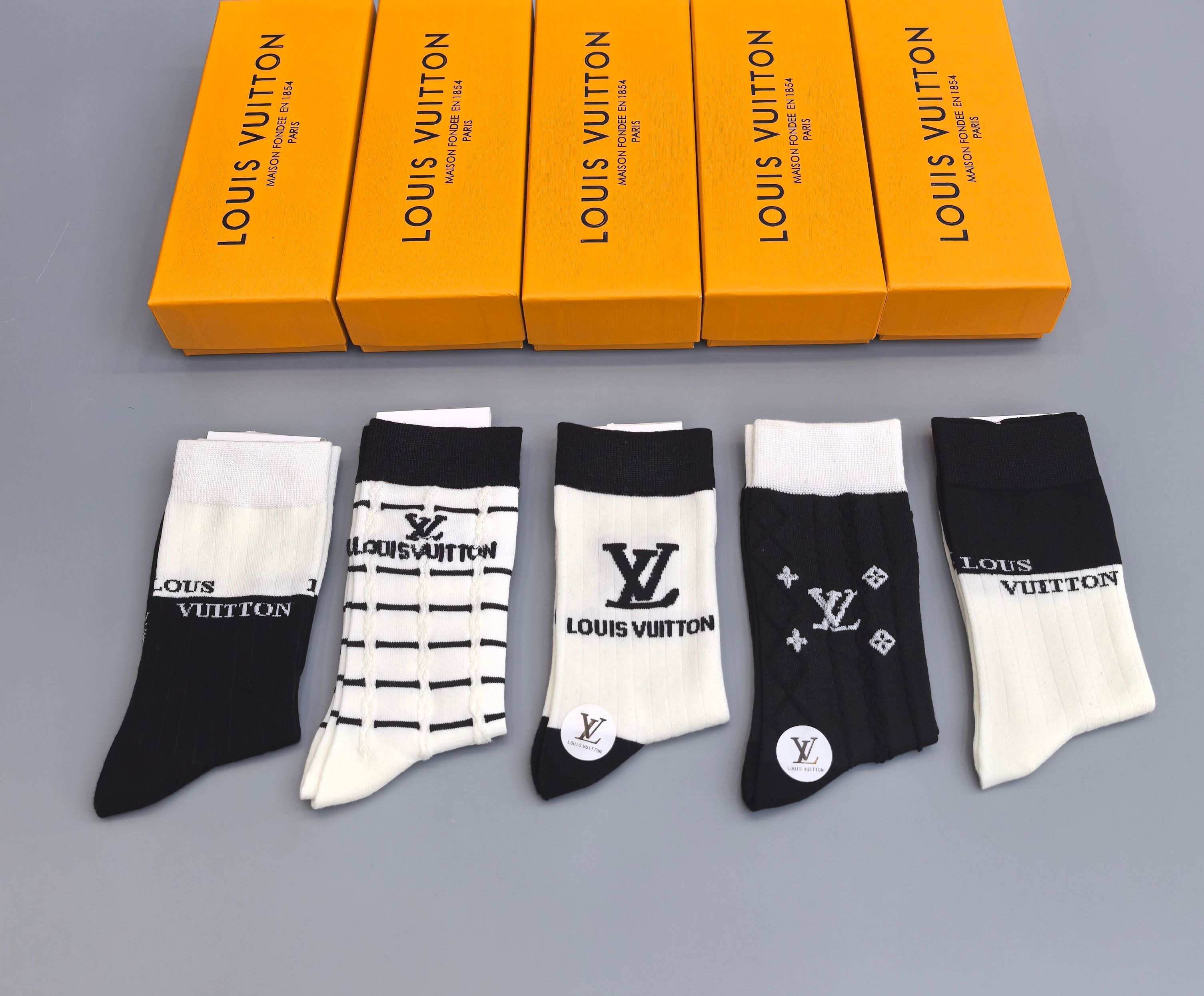  💛配专柜包装
LV（路易威登）新款中长款堆堆袜袜子！一盒五双，专柜同步筒袜袜子，大牌出街，潮人必备🔥超