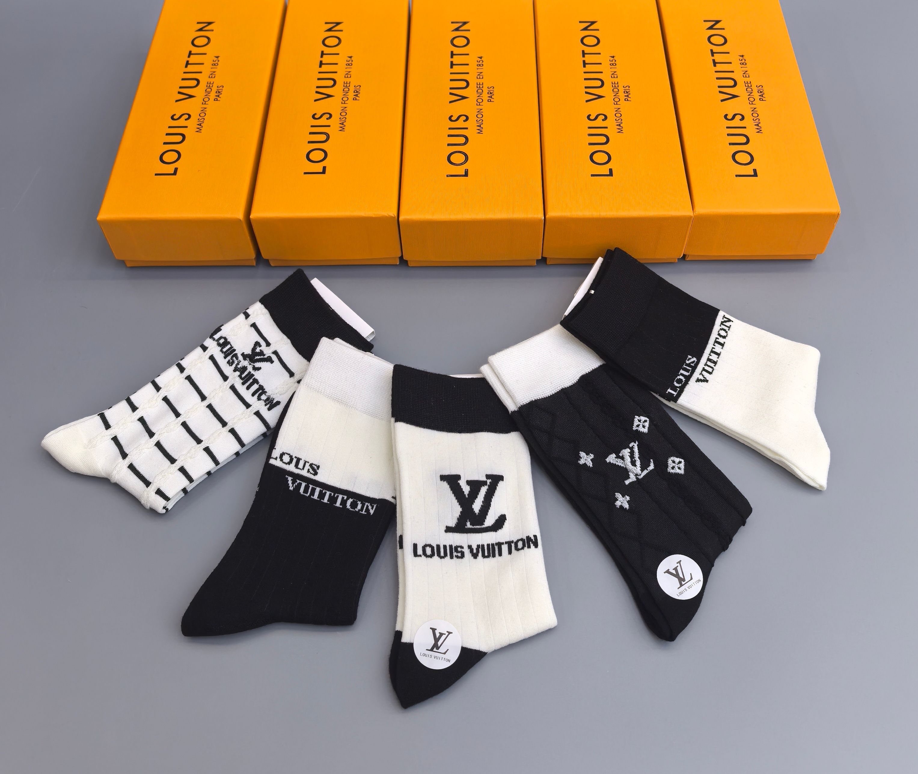  💛配专柜包装
LV（路易威登）新款中长款堆堆袜袜子！一盒五双，专柜同步筒袜袜子，大牌出街，潮人必备🔥超