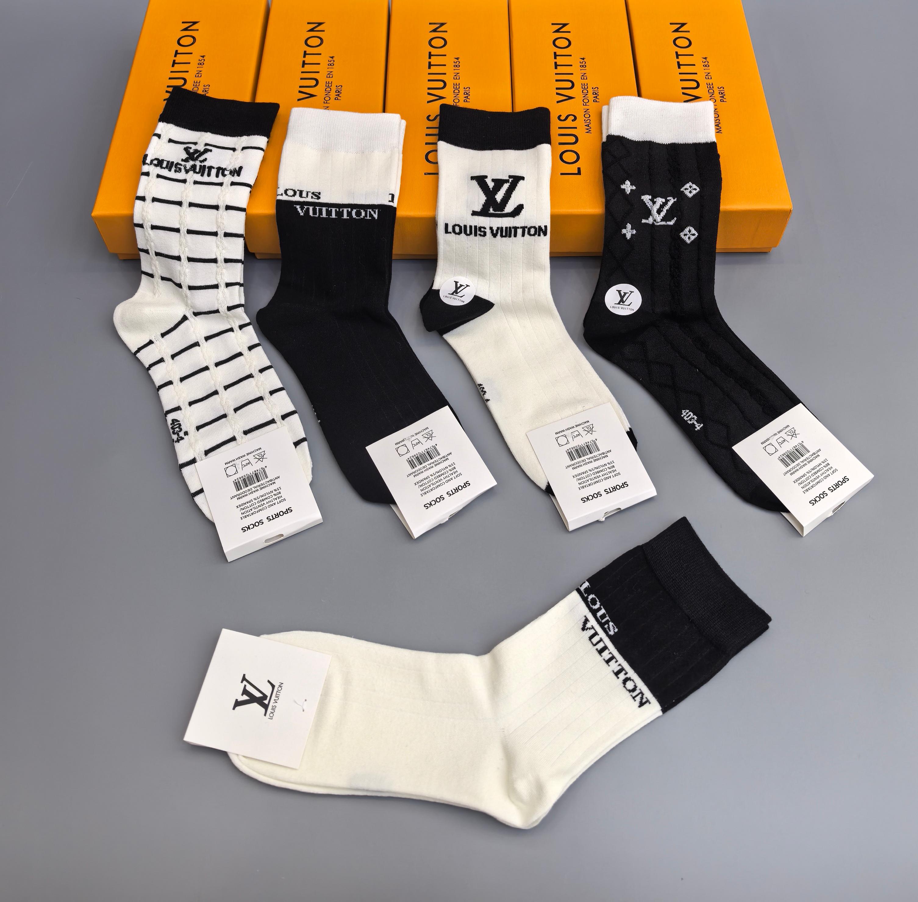  💛配专柜包装
LV（路易威登）新款中长款堆堆袜袜子！一盒五双，专柜同步筒袜袜子，大牌出街，潮人必备🔥超