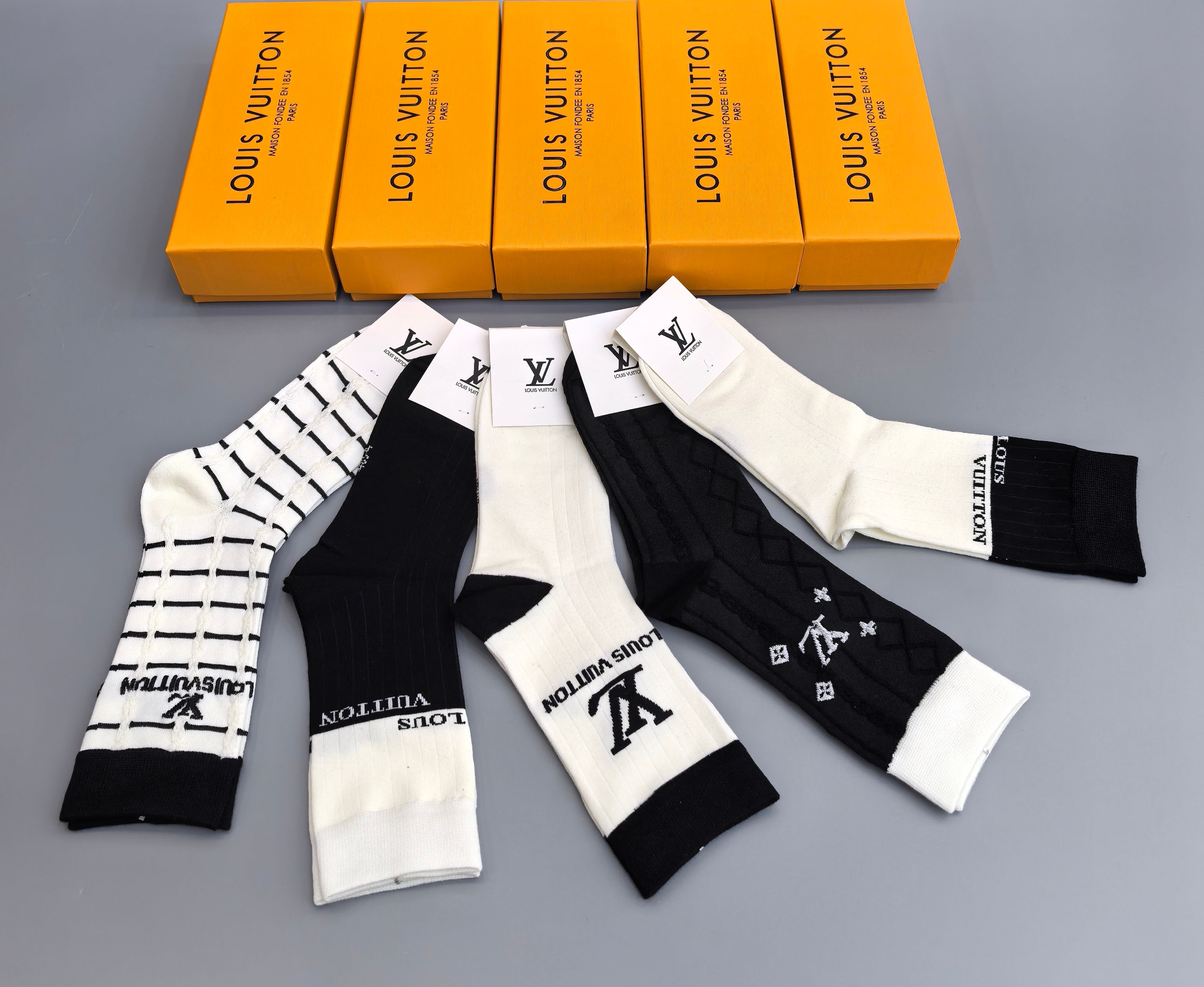  💛配专柜包装
LV（路易威登）新款中长款堆堆袜袜子！一盒五双，专柜同步筒袜袜子，大牌出街，潮人必备🔥超