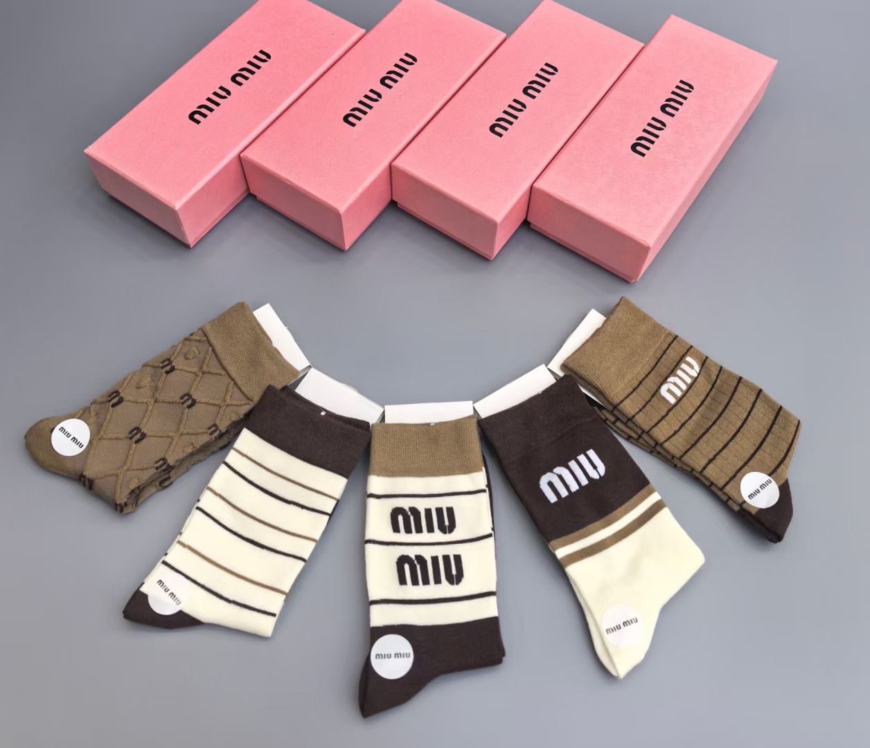 💛配专柜包装
MiuMiu（缪缪）新款中长款堆堆袜袜子！一盒五双，专柜同步筒袜袜子，💛大牌出街，潮人必备