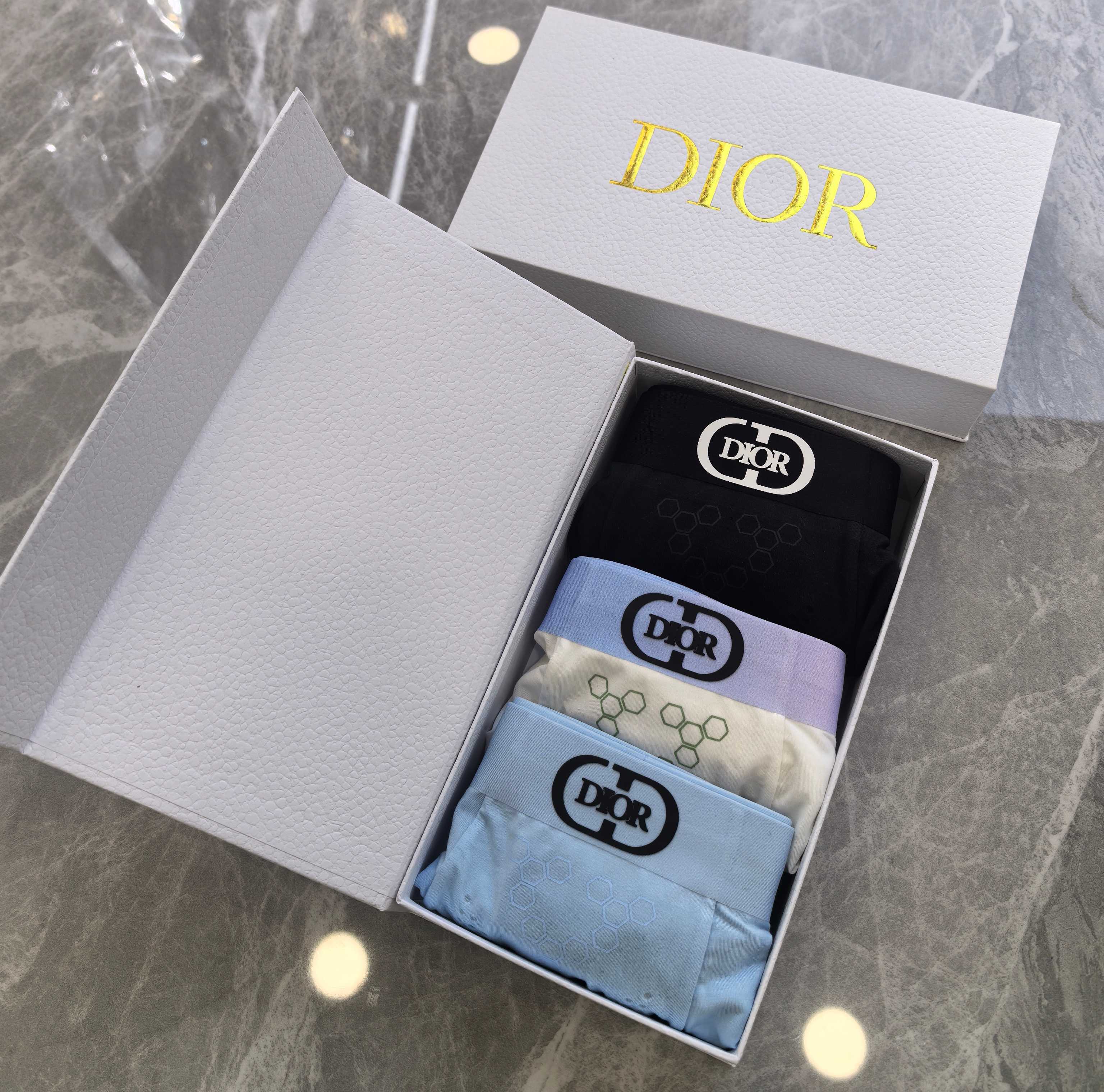  新品！DIOR（迪奥）） 原单品质，时尚潮男新品 锦纶冰丝无缝切割工艺 科学配 80支蓝鲸莫代尔，丝滑