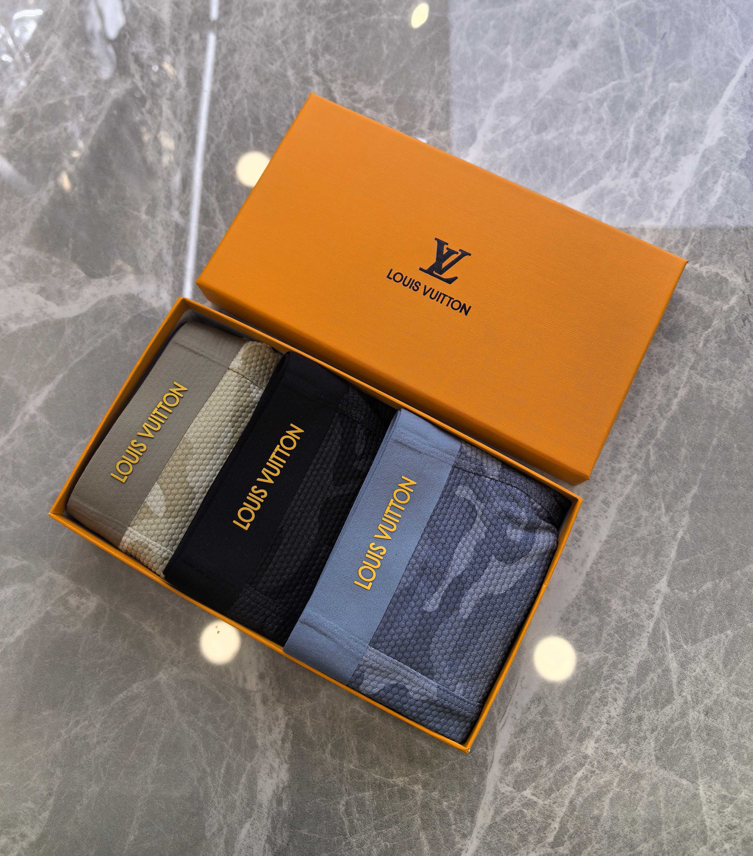  LOUIS VUITTON（LV）专柜最新款，最新3D滴胶款，绝对的原单品质，全手工切割工艺   专柜