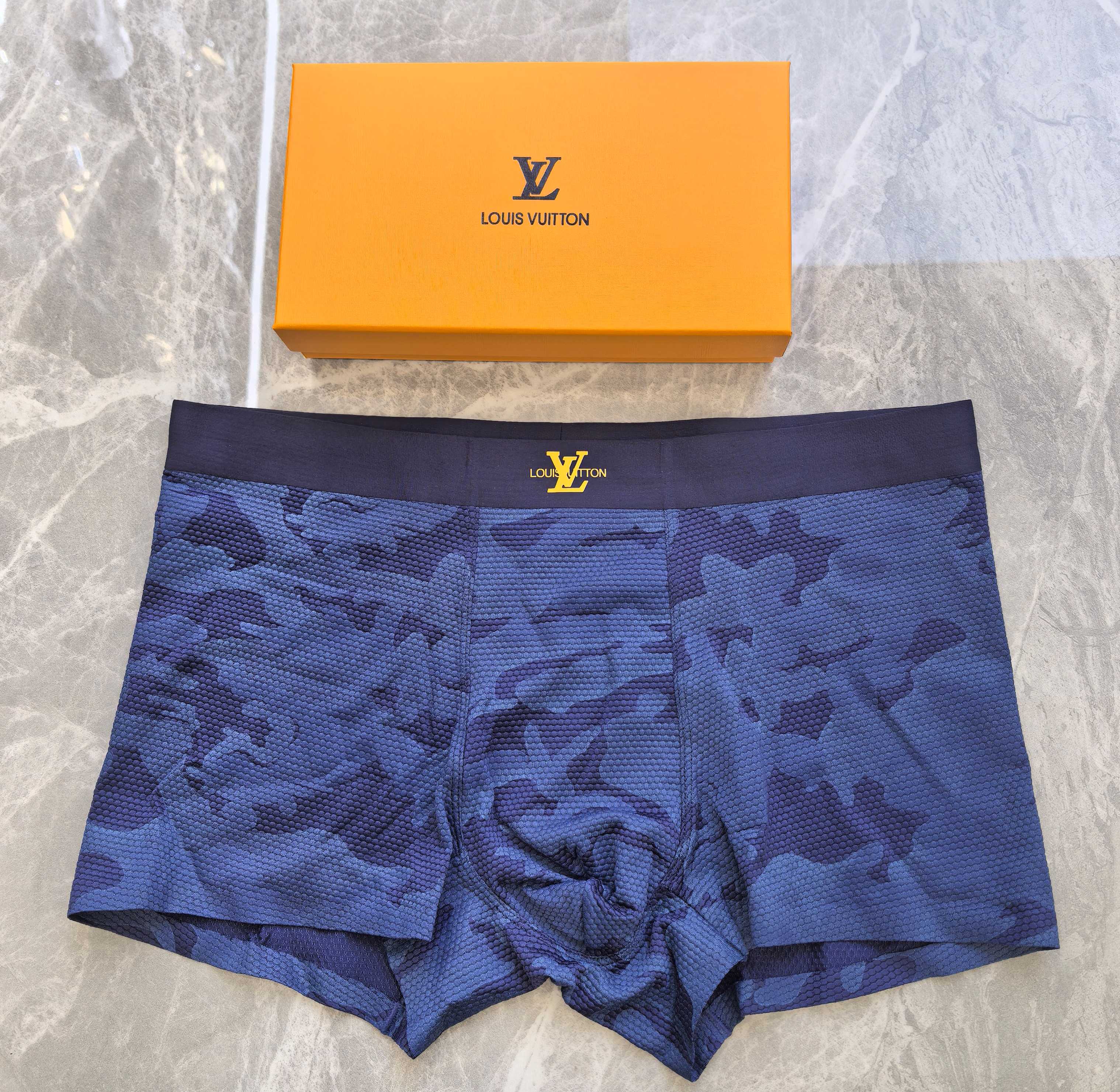  LOUIS VUITTON（LV）专柜最新款，最新3D滴胶款，绝对的原单品质，全手工切割工艺   专柜
