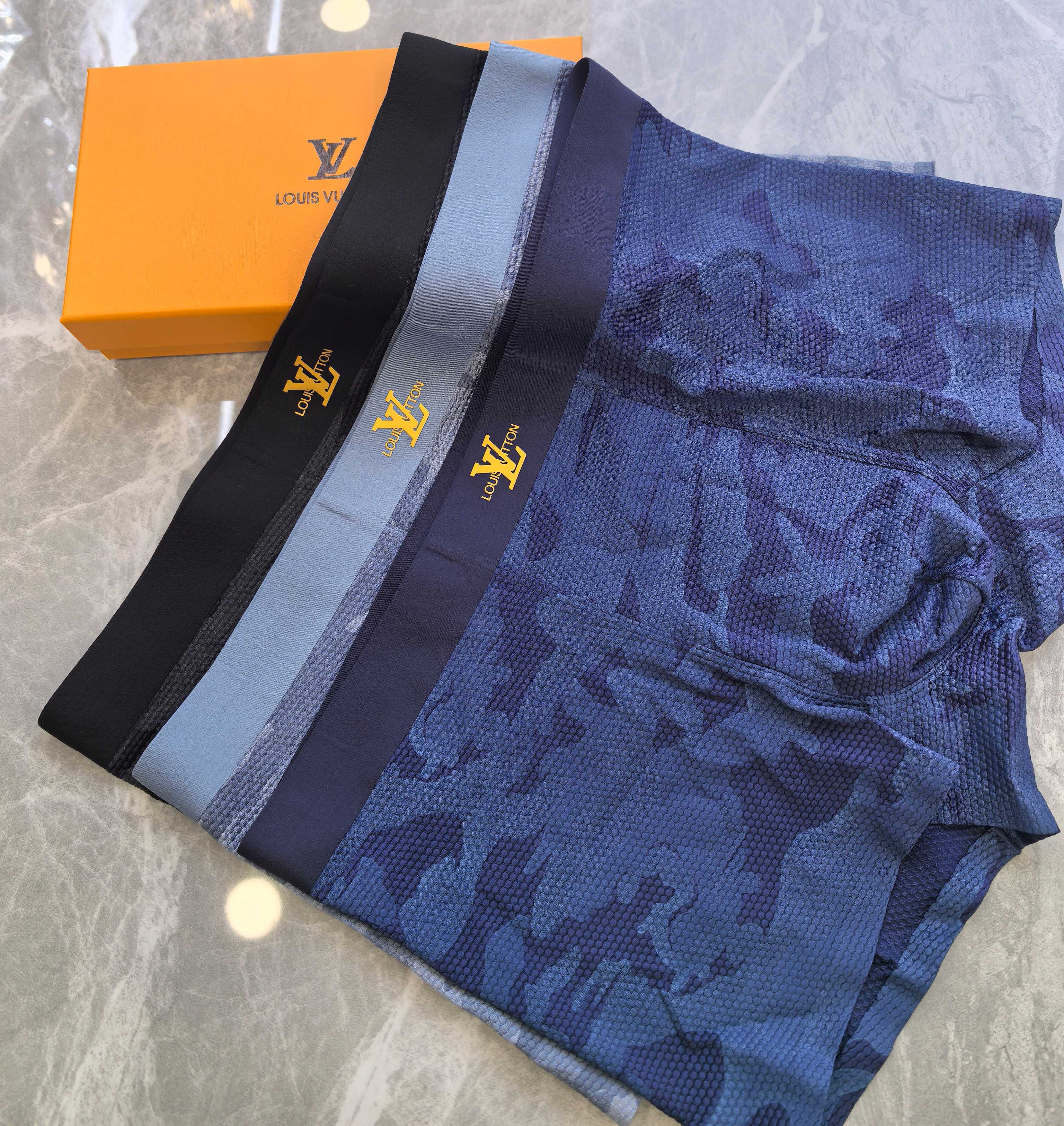  LOUIS VUITTON（LV）专柜最新款，最新3D滴胶款，绝对的原单品质，全手工切割工艺   专柜