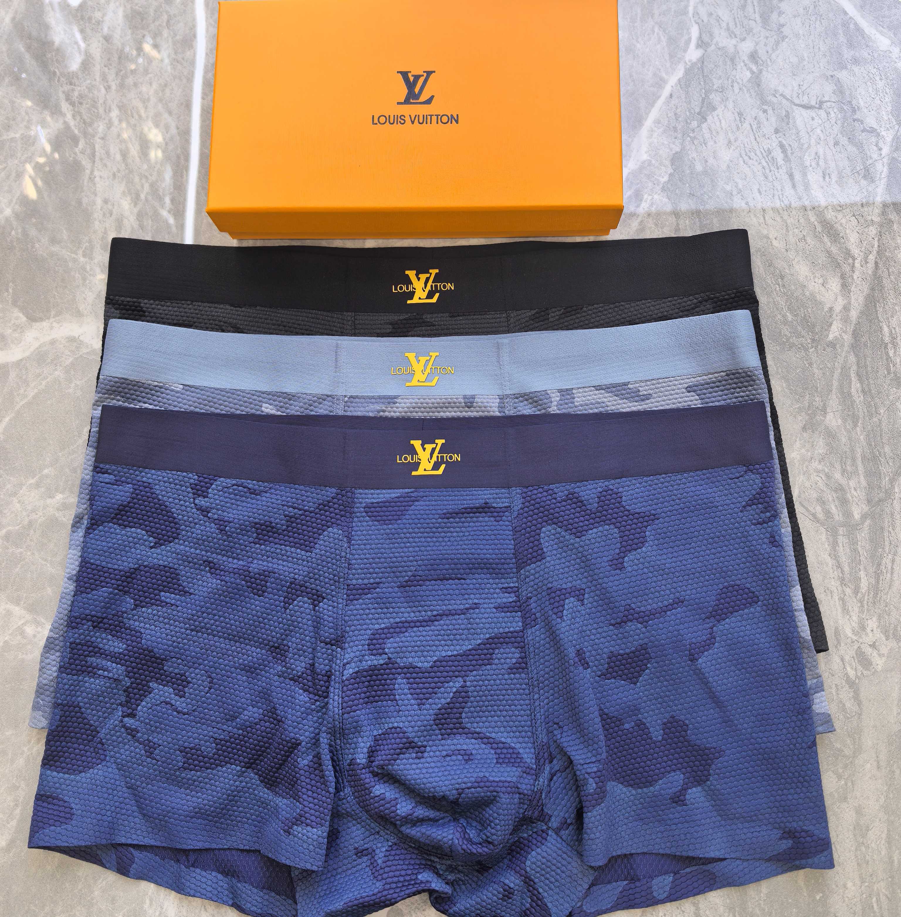  LOUIS VUITTON（LV）专柜最新款，最新3D滴胶款，绝对的原单品质，全手工切割工艺   专柜