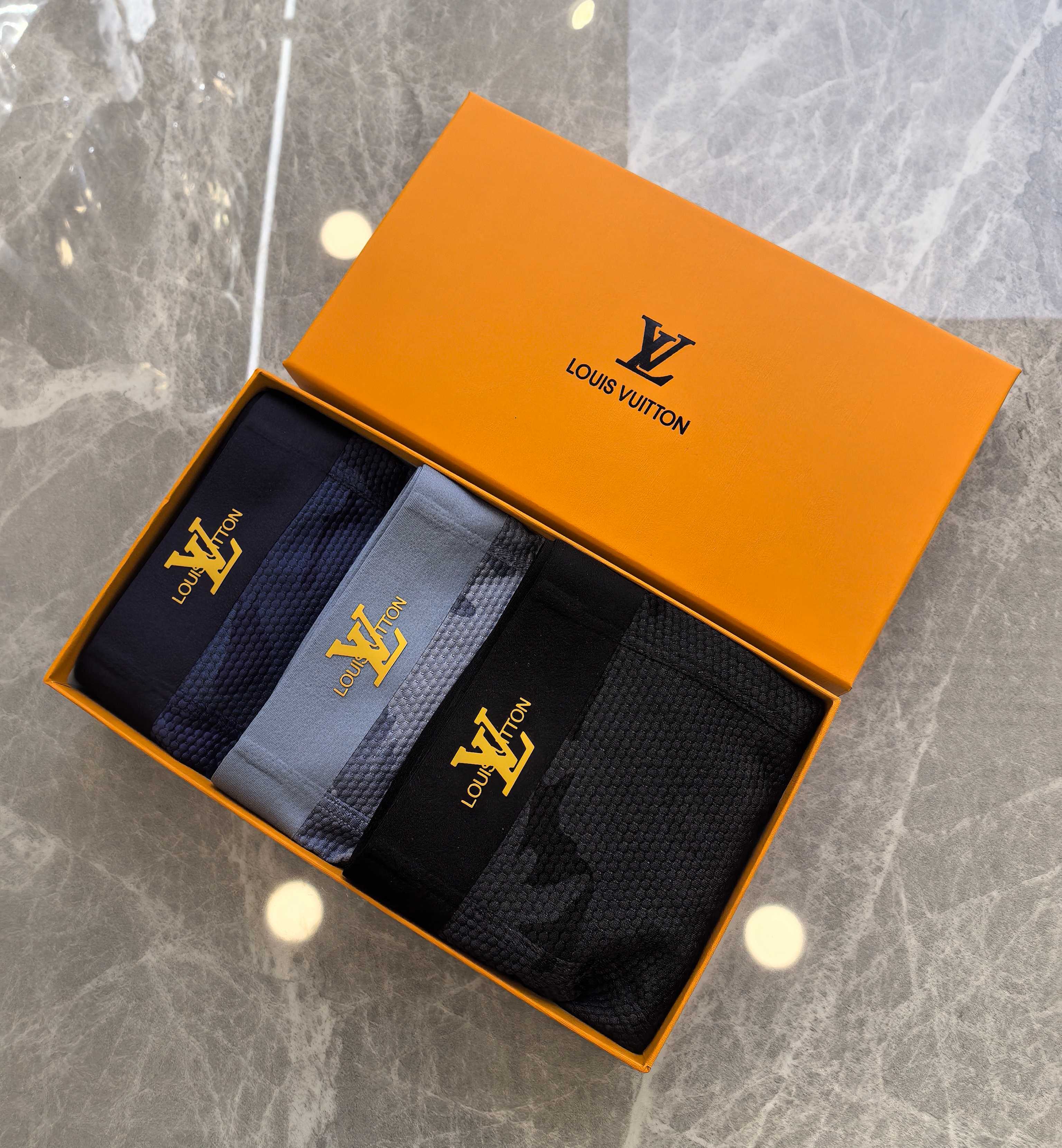  LOUIS VUITTON（LV）专柜最新款，最新3D滴胶款，绝对的原单品质，全手工切割工艺   专柜