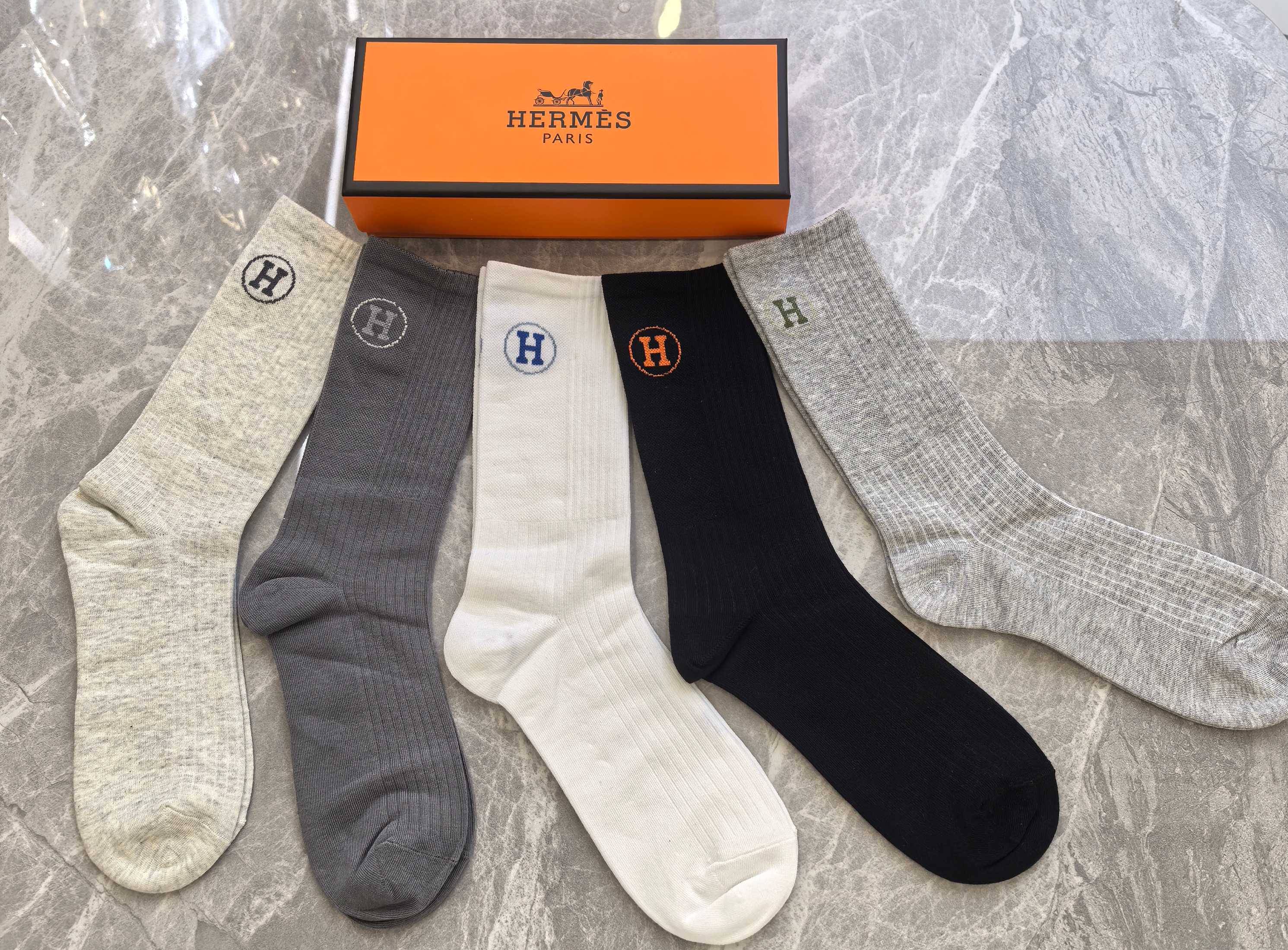 💛配专柜包装Hermes （爱马仕）新款中长款堆堆袜袜子！一盒五双，专柜同步筒袜袜子，💛大牌出街，潮人必