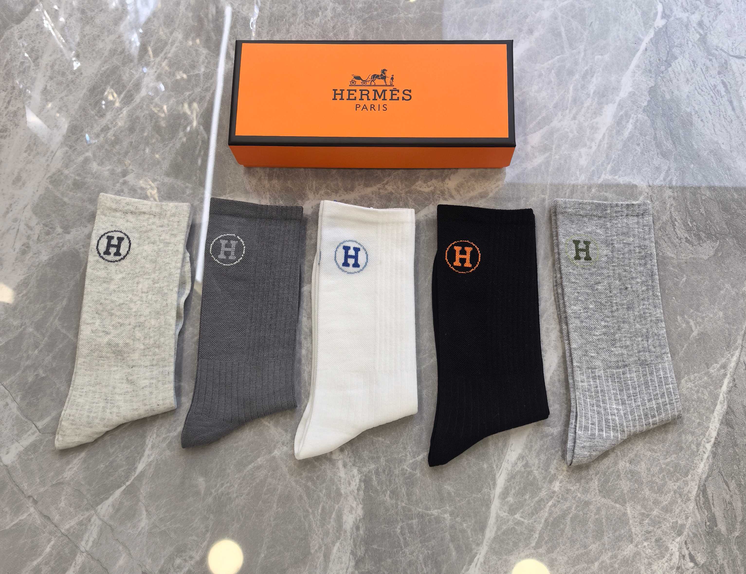💛配专柜包装Hermes （爱马仕）新款中长款堆堆袜袜子！一盒五双，专柜同步筒袜袜子，💛大牌出街，潮人必