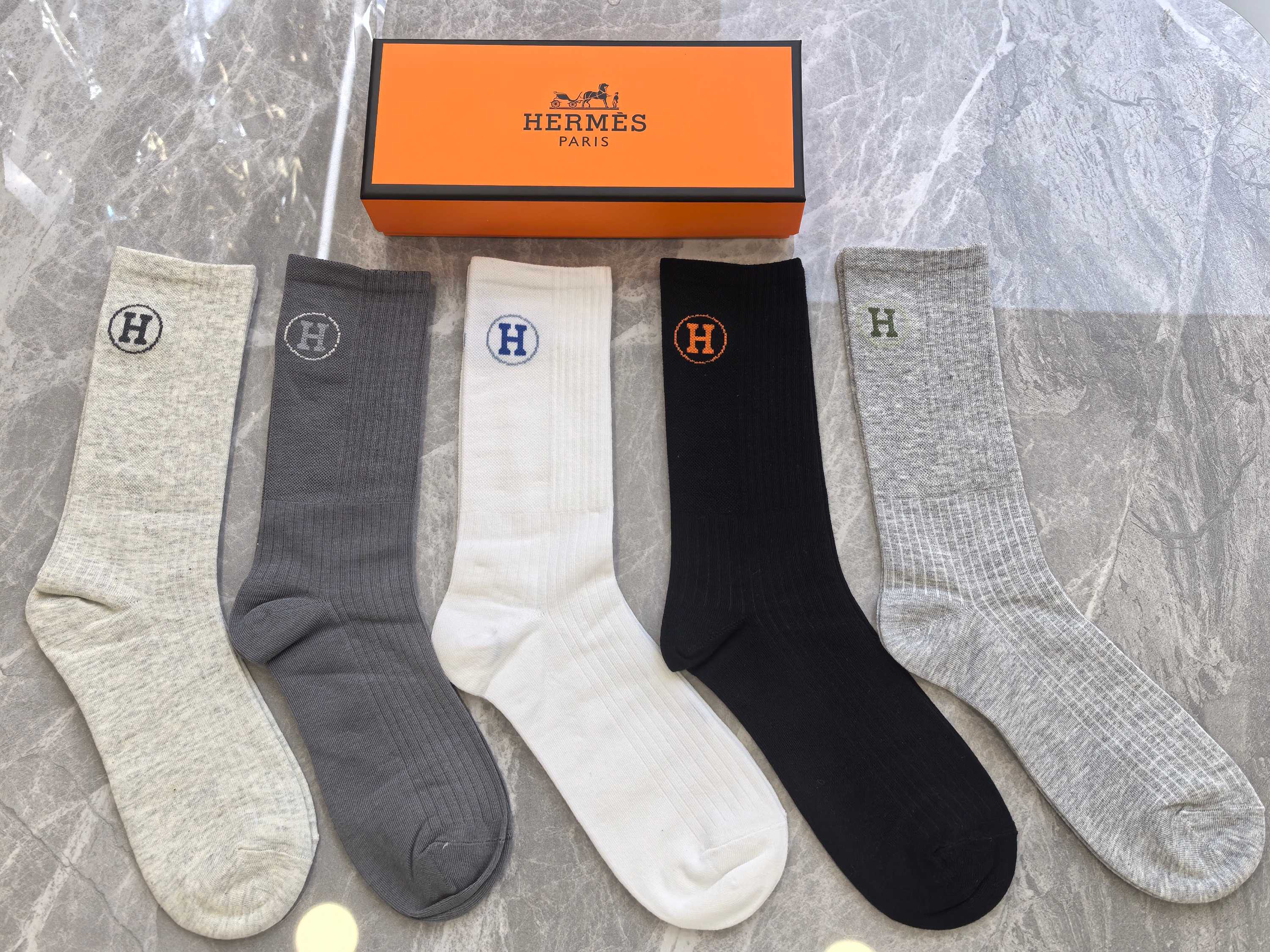 💛配专柜包装Hermes （爱马仕）新款中长款堆堆袜袜子！一盒五双，专柜同步筒袜袜子，💛大牌出街，潮人必
