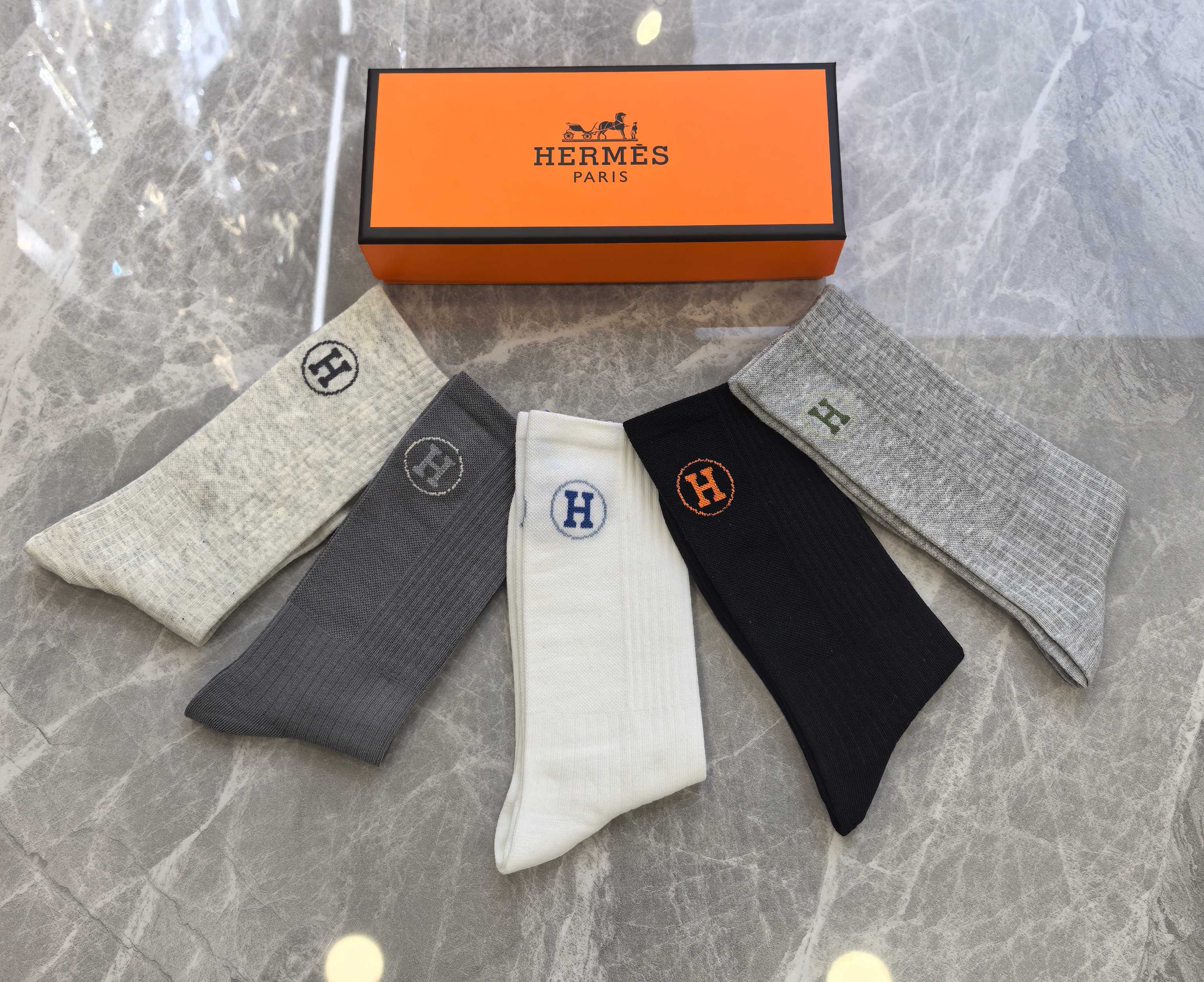 💛配专柜包装Hermes （爱马仕）新款中长款堆堆袜袜子！一盒五双，专柜同步筒袜袜子，💛大牌出街，潮人必