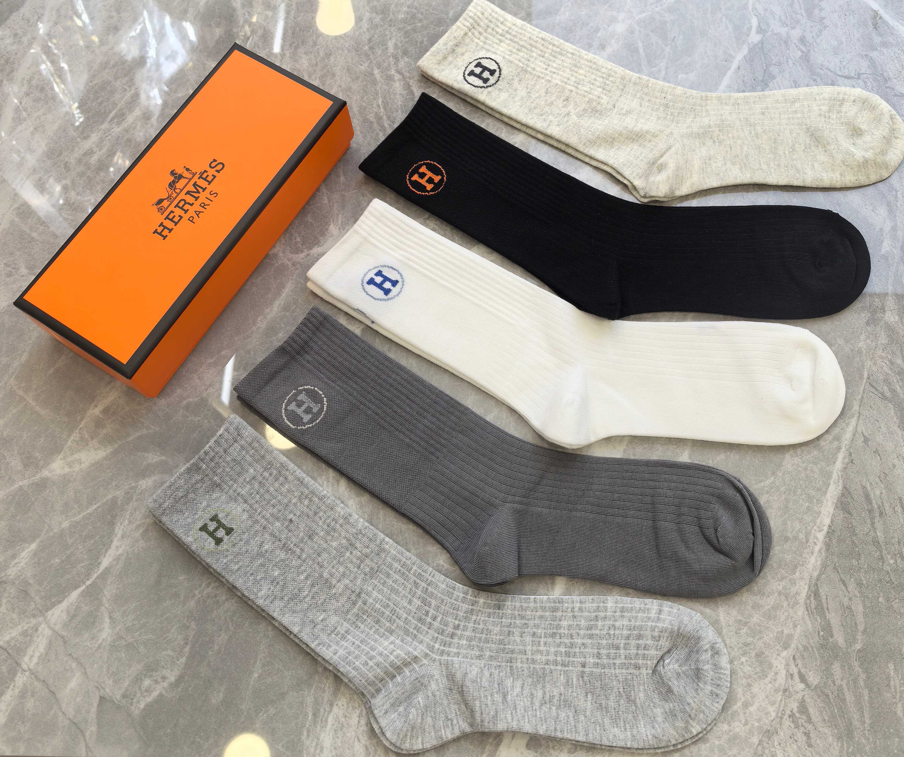 💛配专柜包装Hermes （爱马仕）新款中长款堆堆袜袜子！一盒五双，专柜同步筒袜袜子，💛大牌出街，潮人必