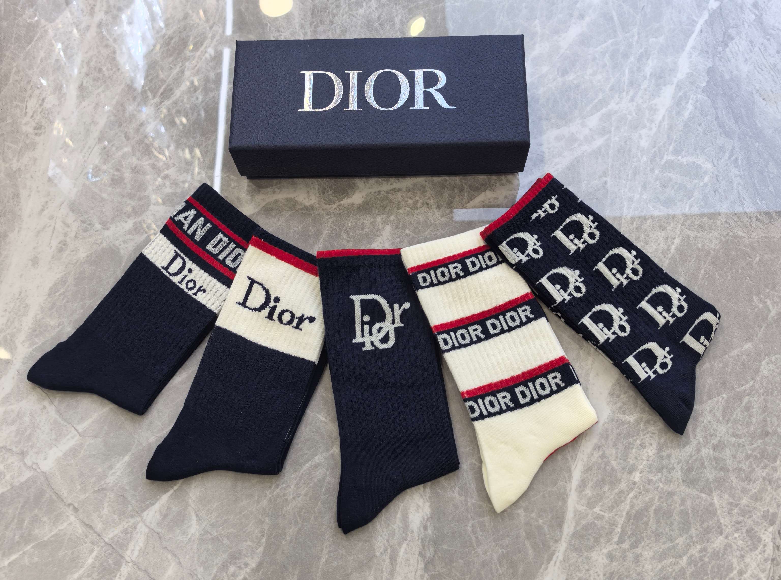 💛配专柜包装DIOR（迪奥）新款中长款堆堆袜袜子！一盒五双，专柜同步筒袜袜子，💛大牌出街，潮人必备🔥超好