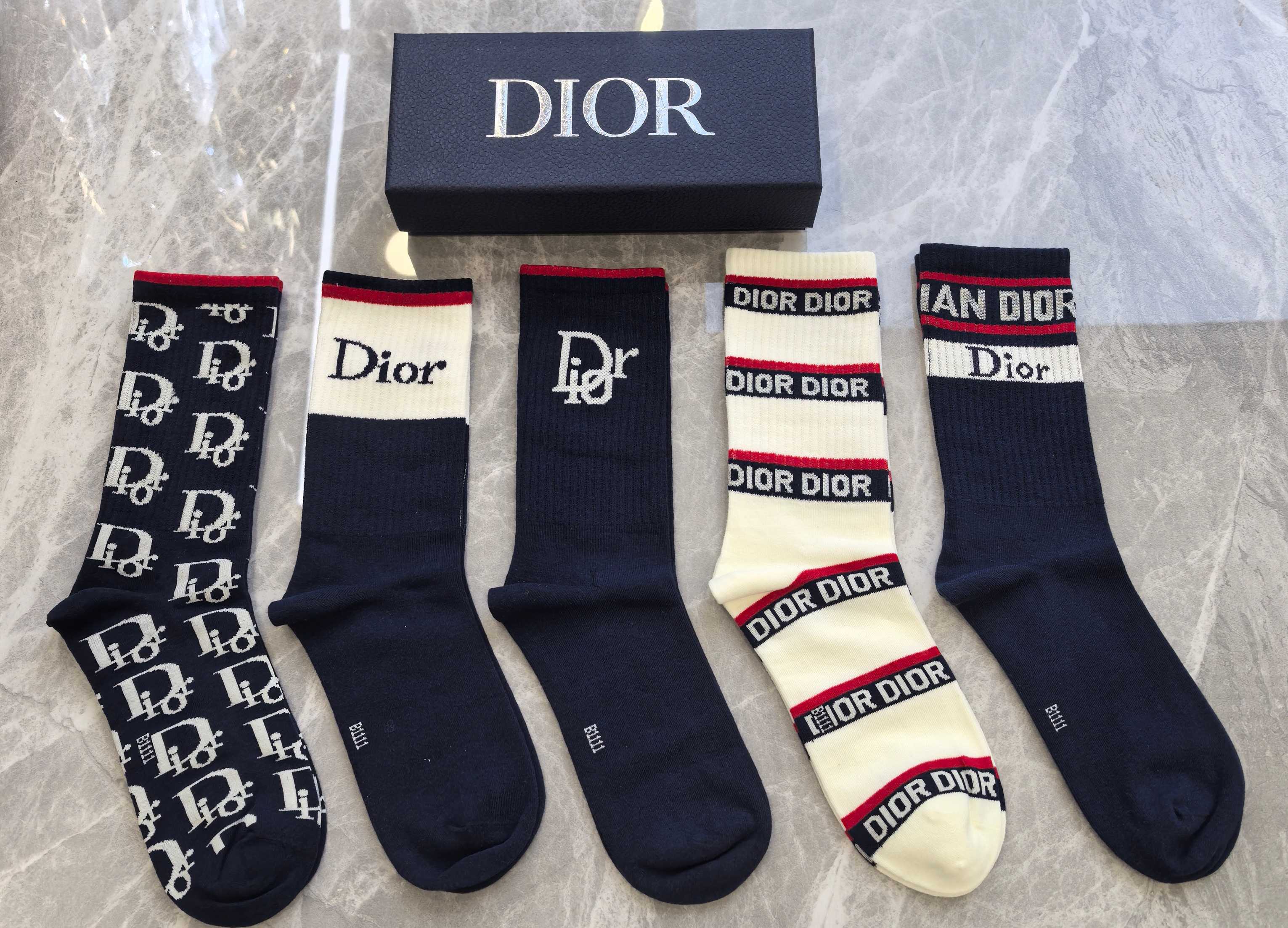 💛配专柜包装DIOR（迪奥）新款中长款堆堆袜袜子！一盒五双，专柜同步筒袜袜子，💛大牌出街，潮人必备🔥超好