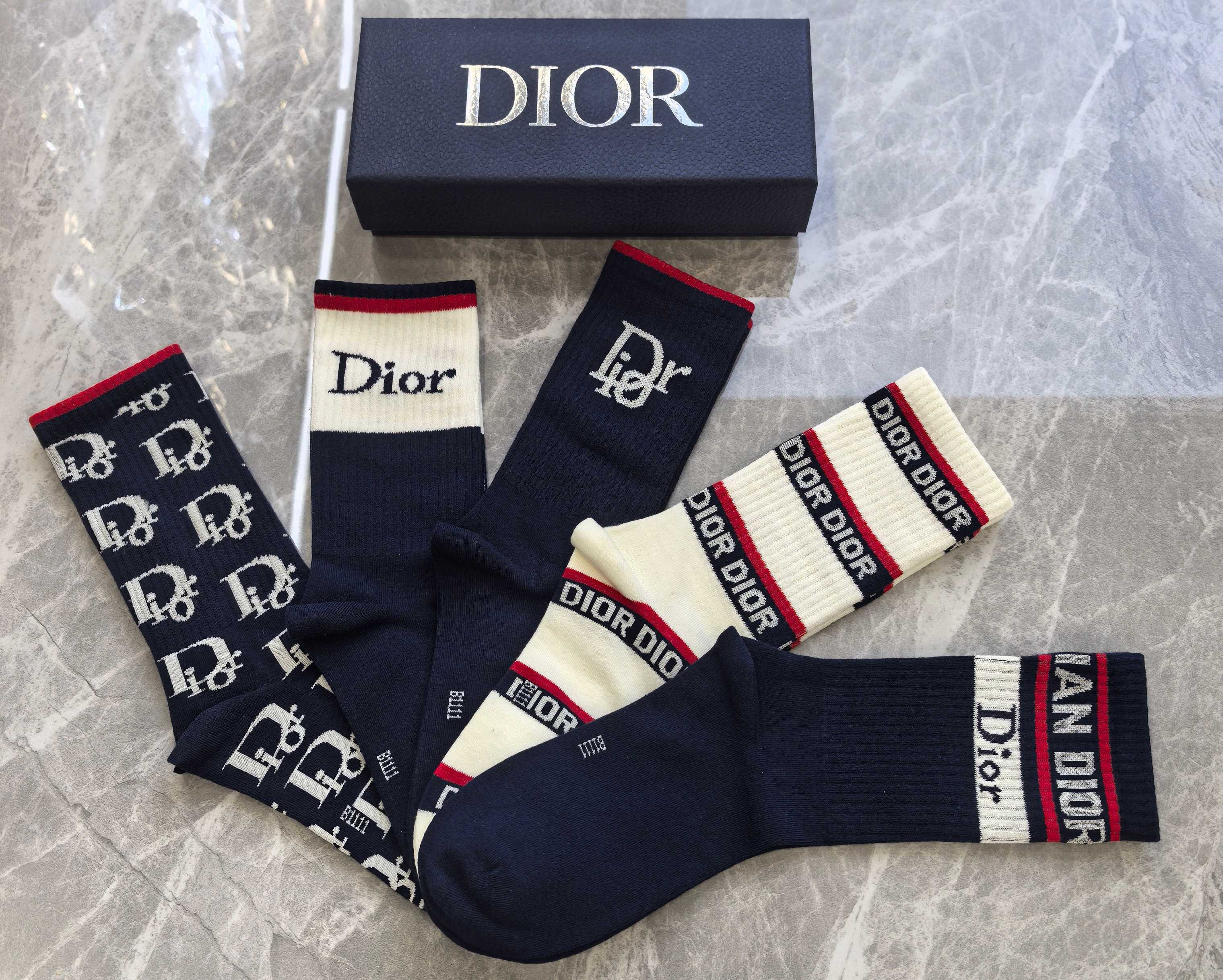 💛配专柜包装DIOR（迪奥）新款中长款堆堆袜袜子！一盒五双，专柜同步筒袜袜子，💛大牌出街，潮人必备🔥超好