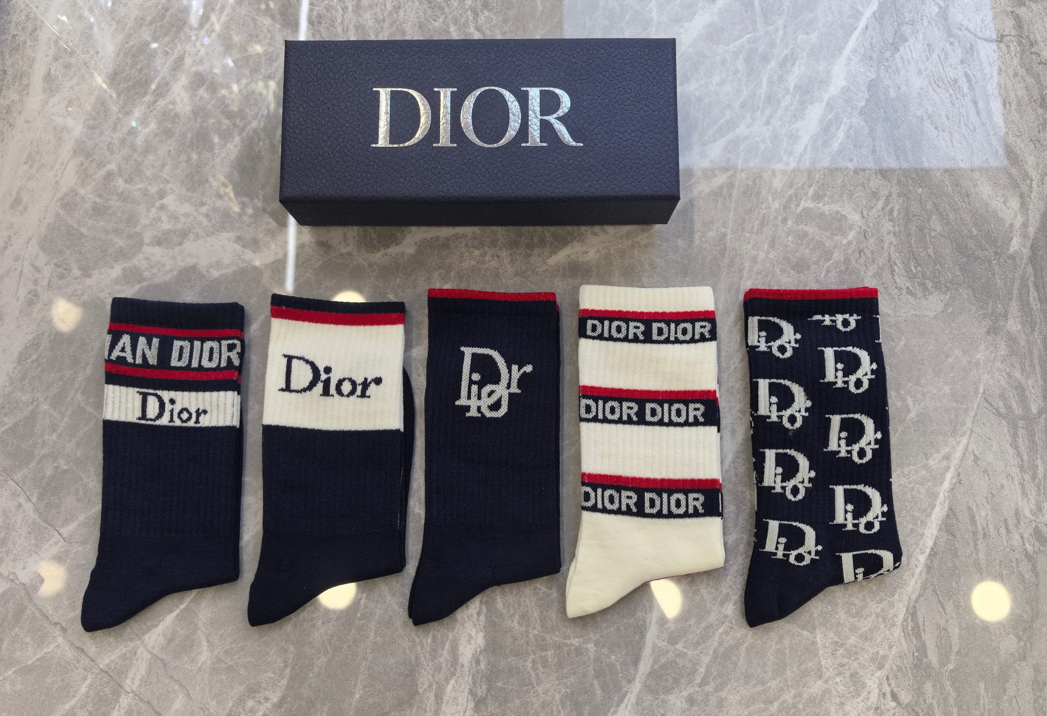 💛配专柜包装DIOR（迪奥）新款中长款堆堆袜袜子！一盒五双，专柜同步筒袜袜子，💛大牌出街，潮人必备🔥超好