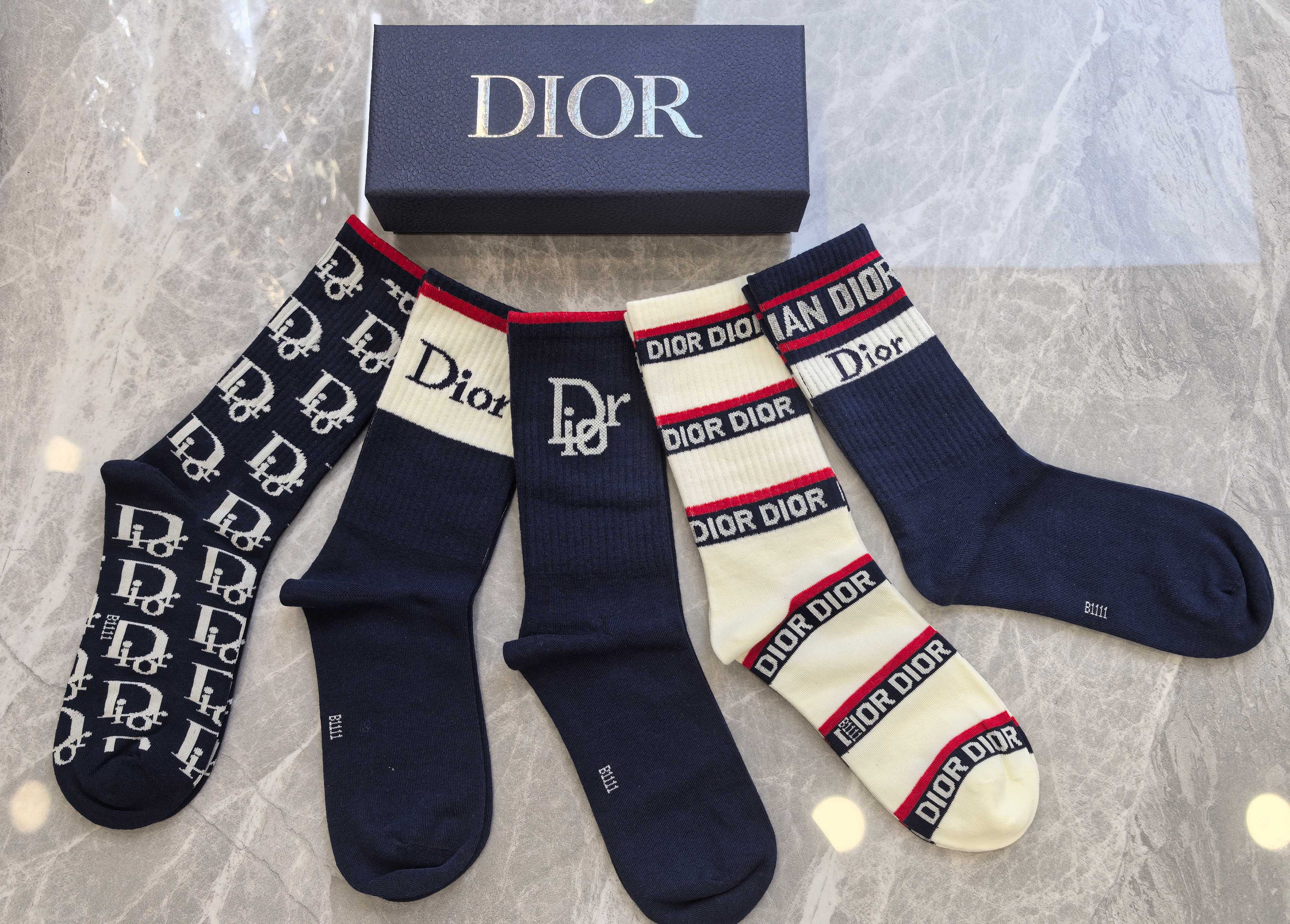 💛配专柜包装DIOR（迪奥）新款中长款堆堆袜袜子！一盒五双，专柜同步筒袜袜子，💛大牌出街，潮人必备🔥超好