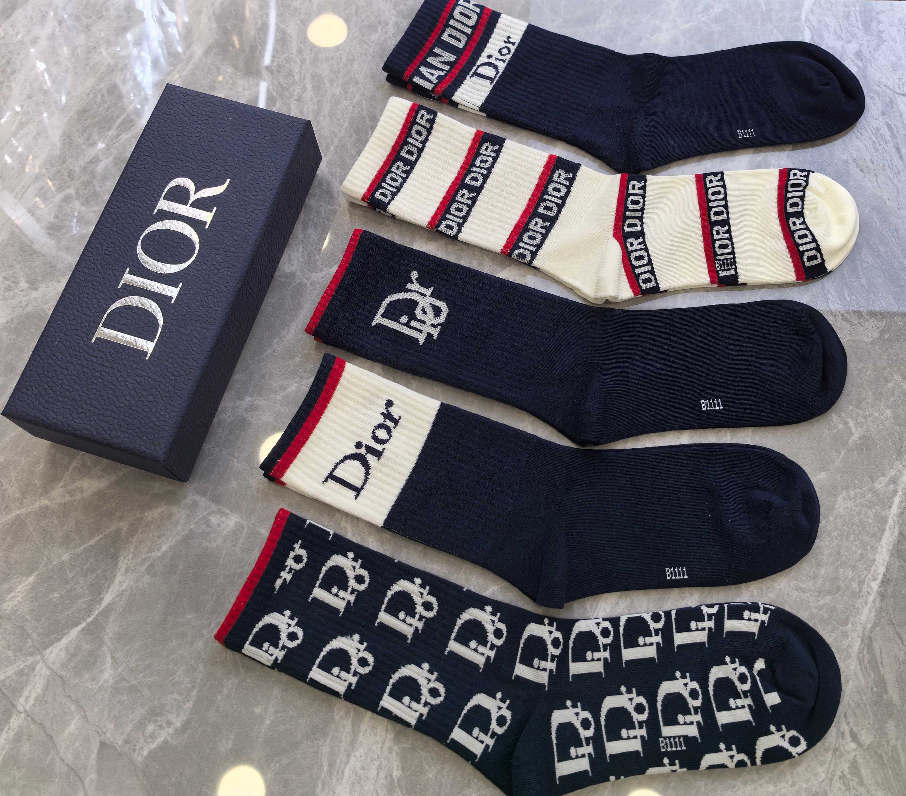 💛配专柜包装DIOR（迪奥）新款中长款堆堆袜袜子！一盒五双，专柜同步筒袜袜子，💛大牌出街，潮人必备🔥超好