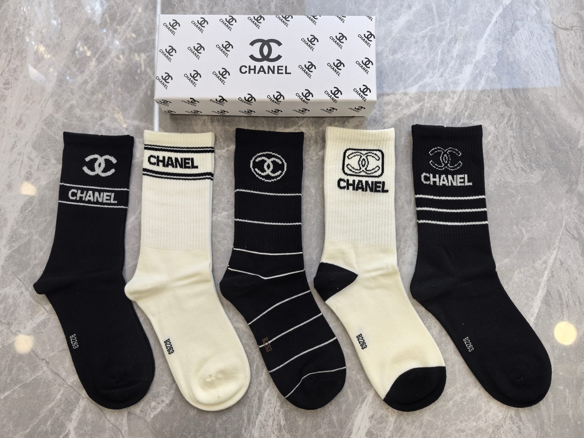 💛配专柜包装Chanel（香奈儿）新款中长款堆堆袜袜子！一盒五双，专柜同步筒袜袜子，💛大牌出街，潮人必备