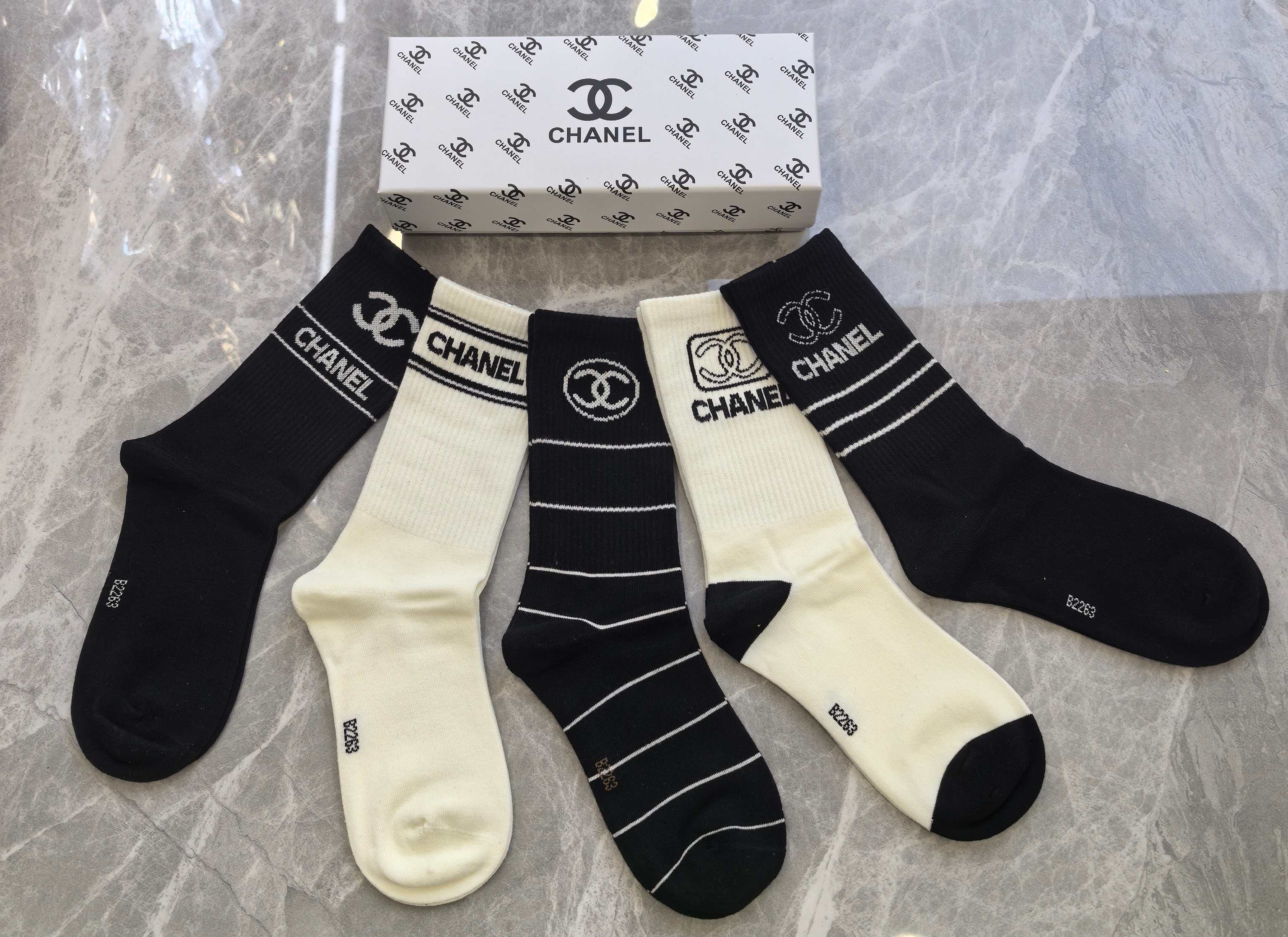 💛配专柜包装Chanel（香奈儿）新款中长款堆堆袜袜子！一盒五双，专柜同步筒袜袜子，💛大牌出街，潮人必备