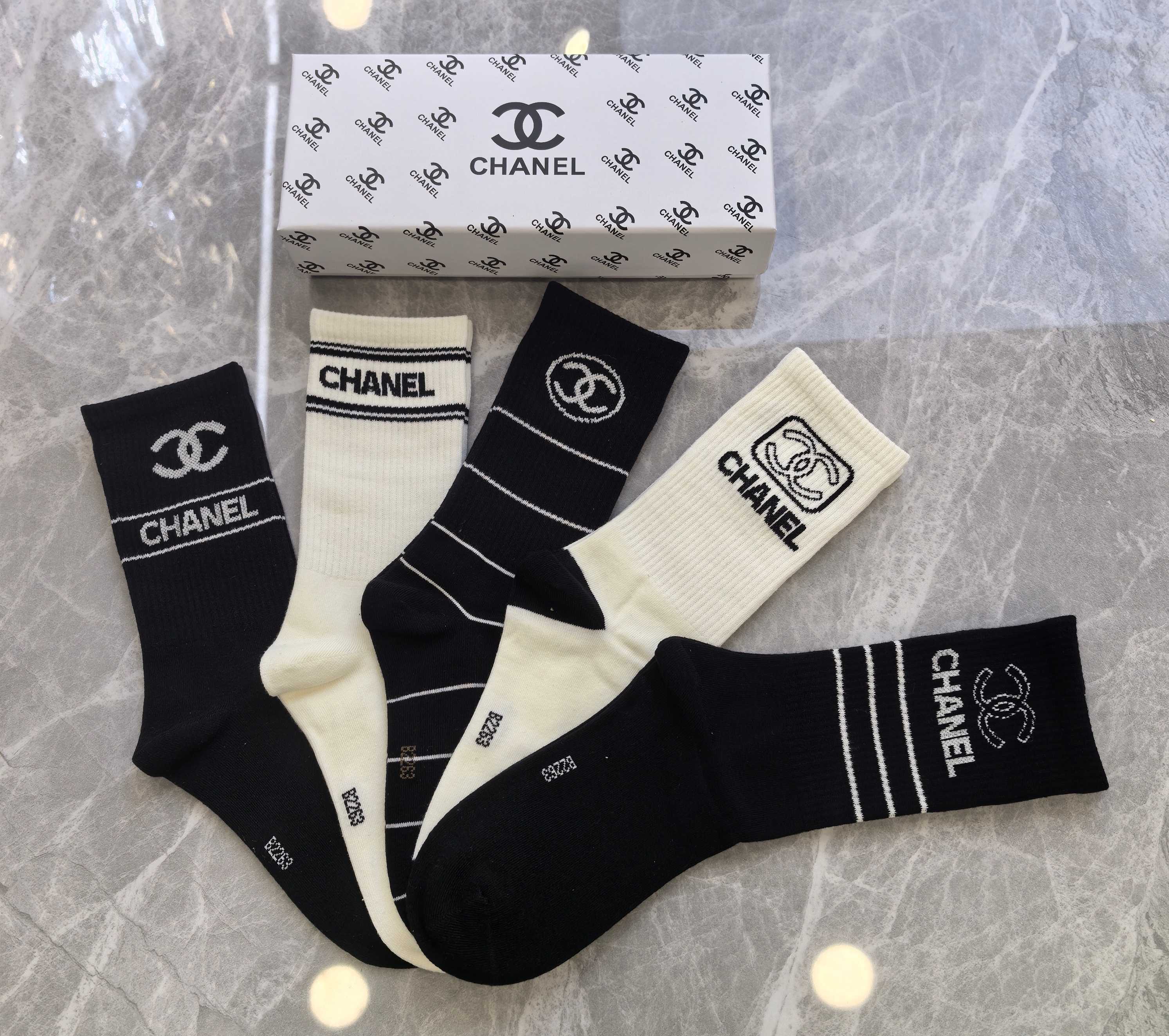 💛配专柜包装Chanel（香奈儿）新款中长款堆堆袜袜子！一盒五双，专柜同步筒袜袜子，💛大牌出街，潮人必备