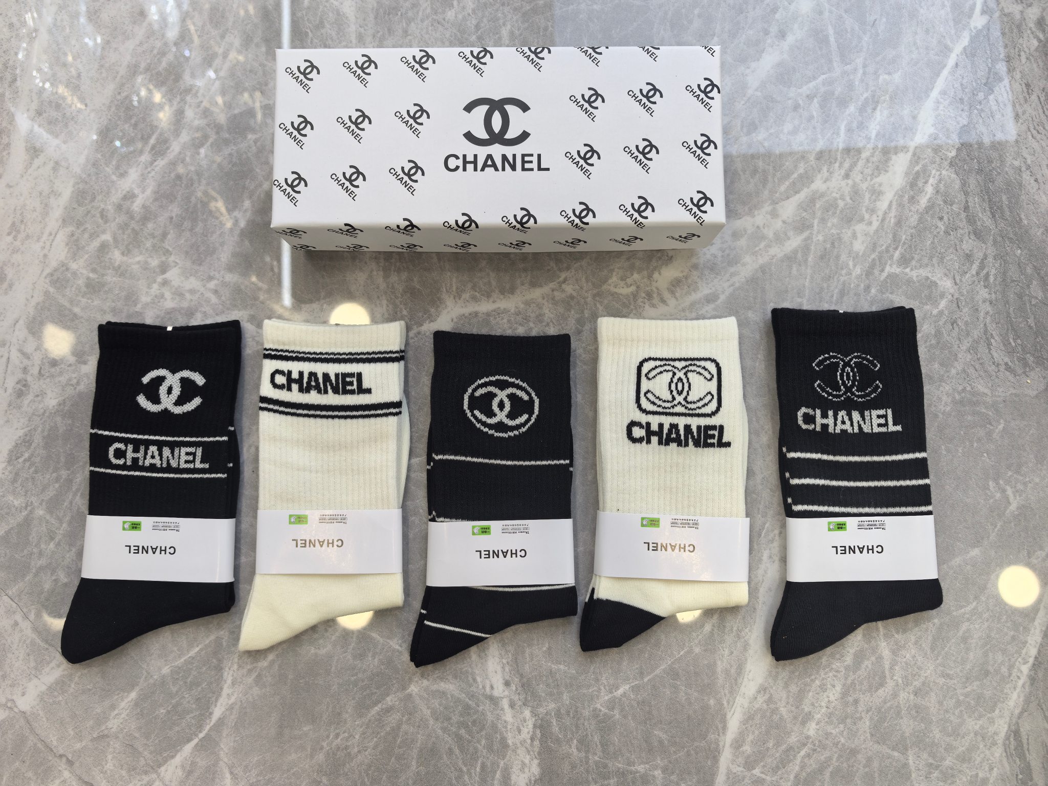 💛配专柜包装Chanel（香奈儿）新款中长款堆堆袜袜子！一盒五双，专柜同步筒袜袜子，💛大牌出街，潮人必备
