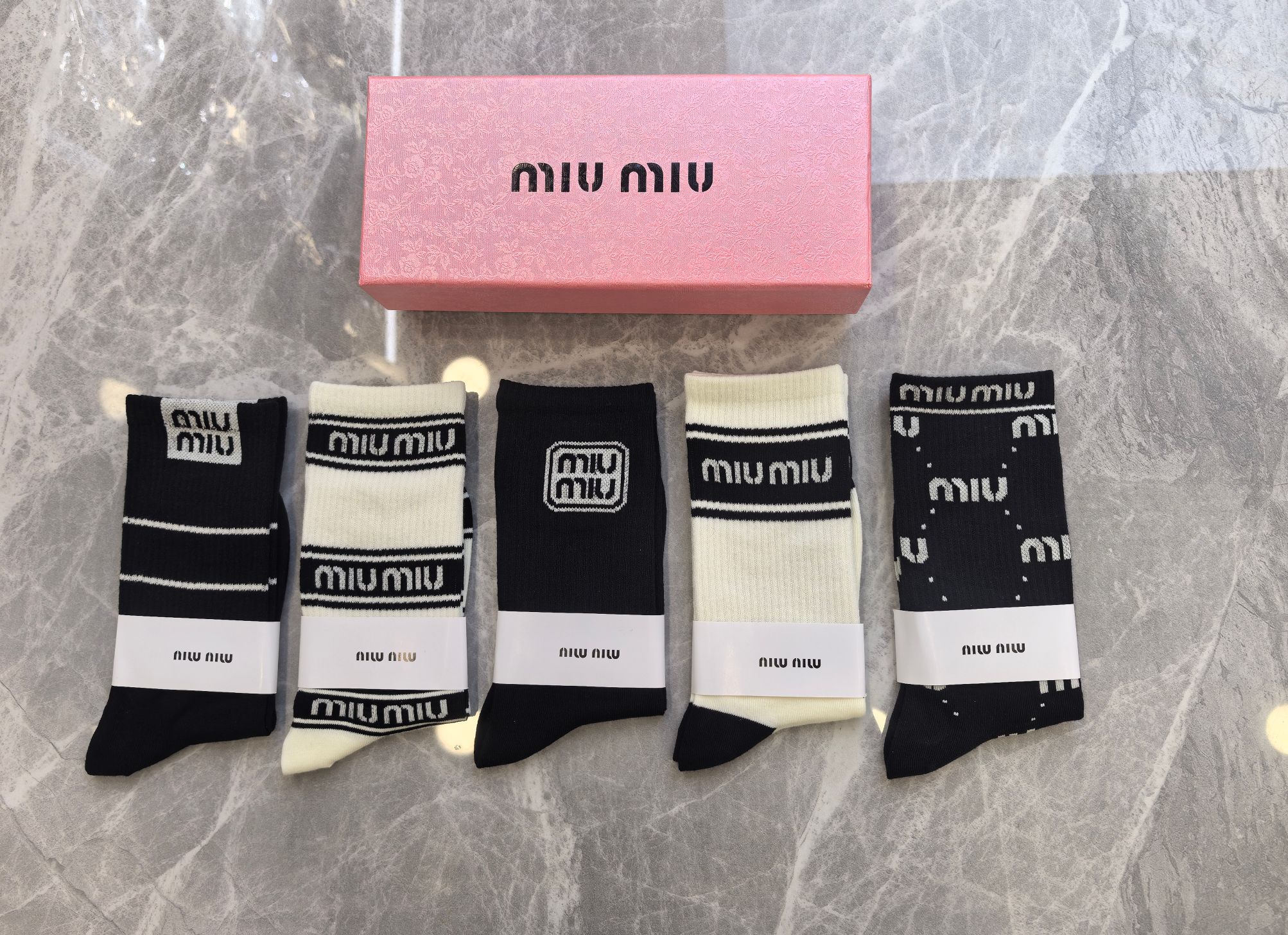 💛配专柜包装MiuMiu（缪缪）新款中长款堆堆袜袜子！一盒五双，专柜同步筒袜袜子，💛大牌出街，潮人必备🔥