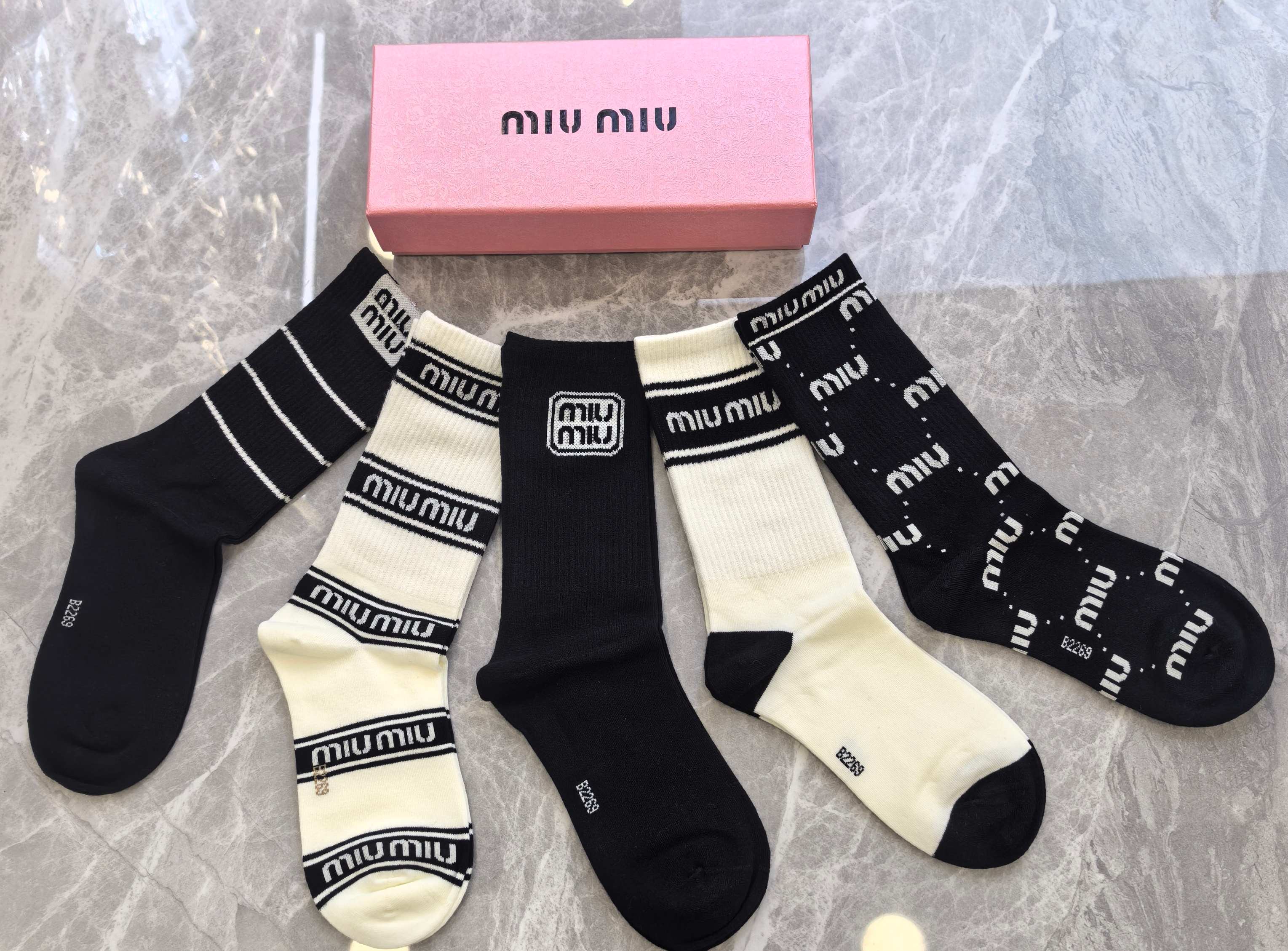 💛配专柜包装MiuMiu（缪缪）新款中长款堆堆袜袜子！一盒五双，专柜同步筒袜袜子，💛大牌出街，潮人必备🔥